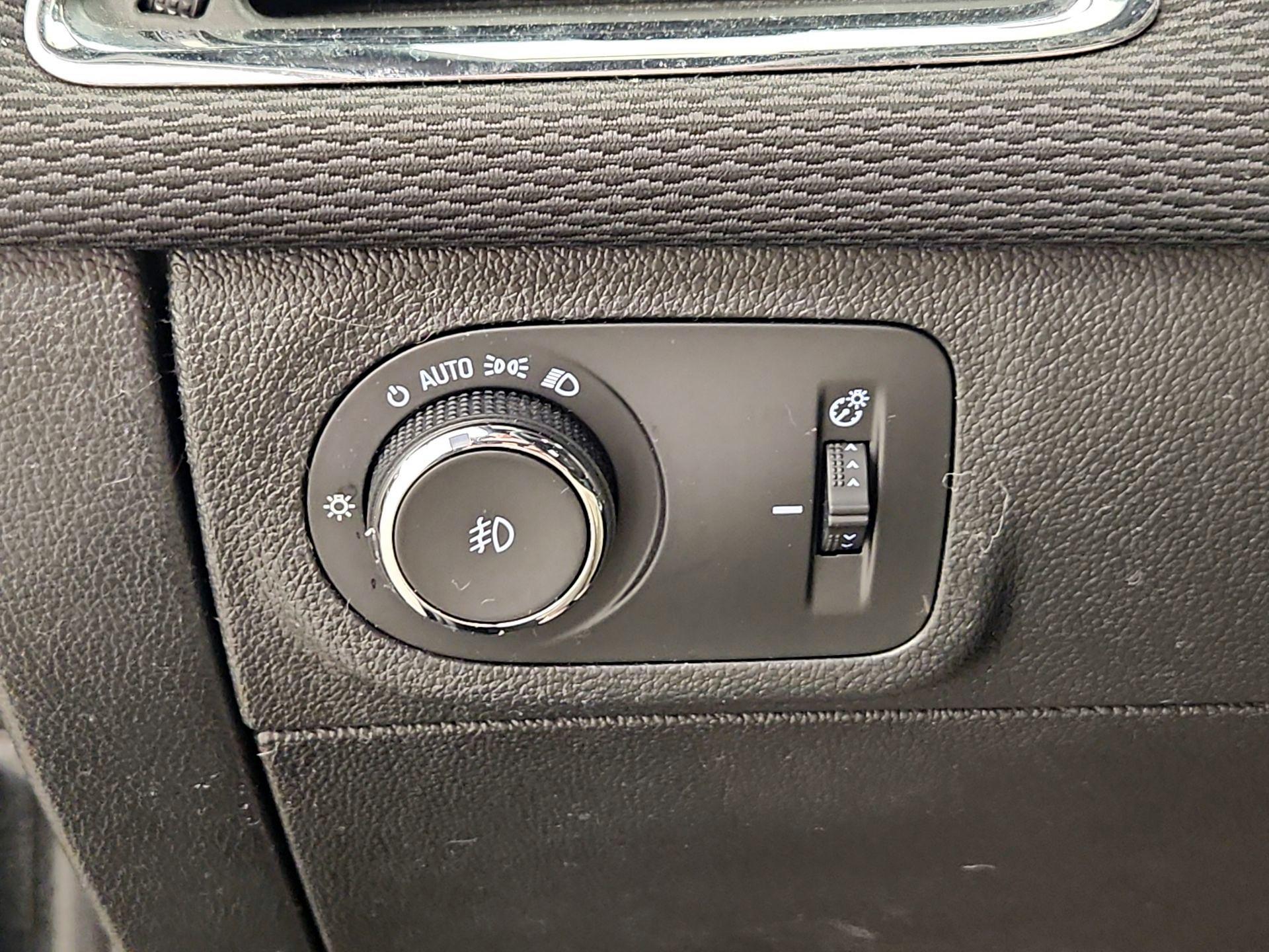 Thumbnail: 2017 Chevrolet Cruze - 11