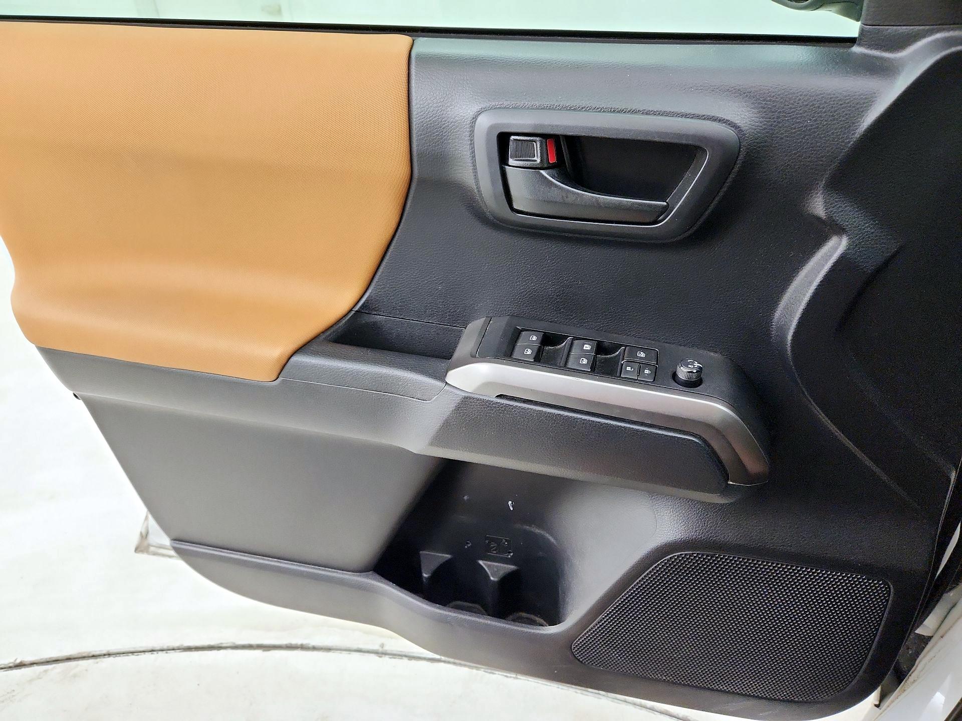 Thumbnail: 2019 Toyota Tacoma - 10