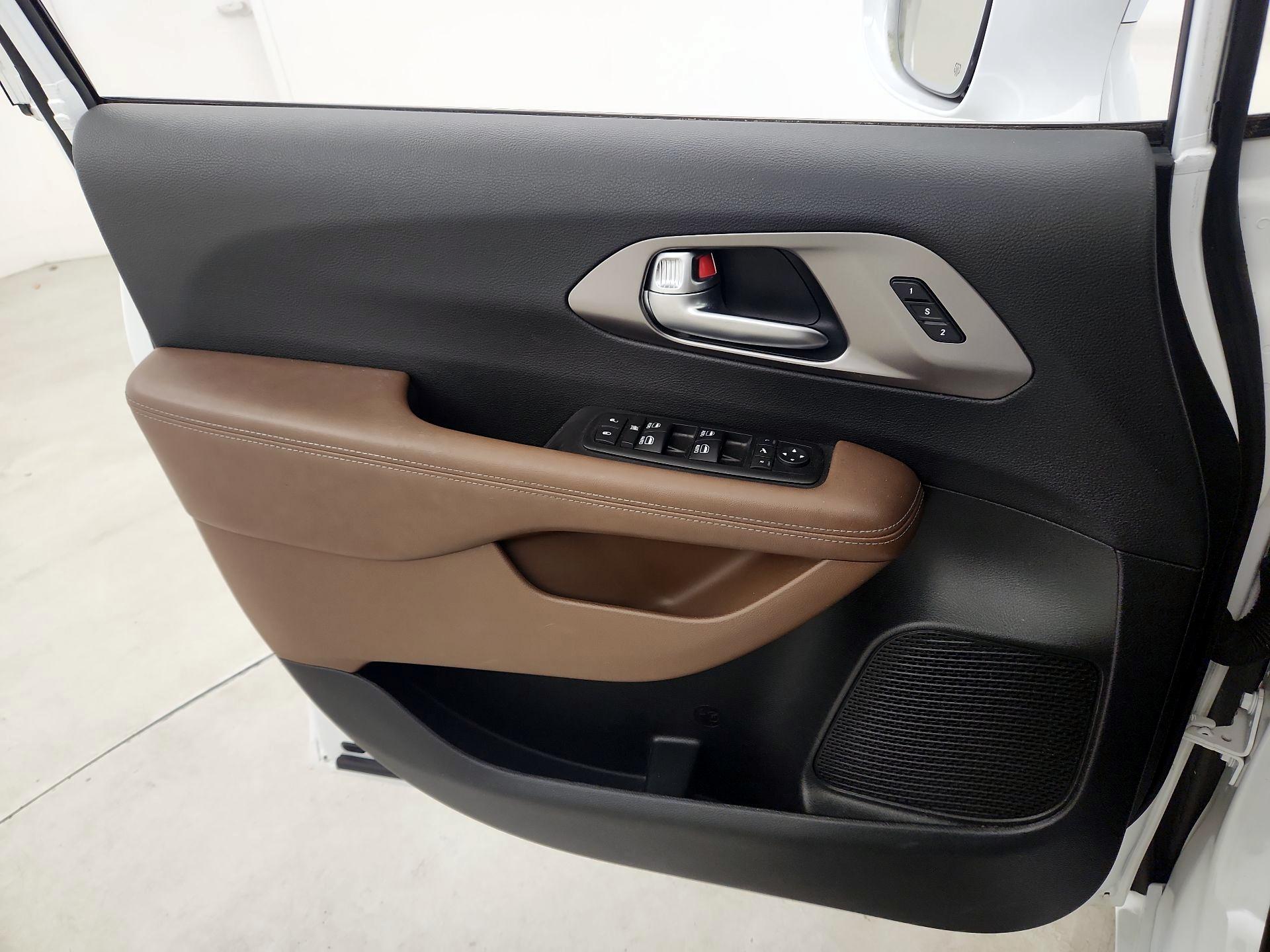 Thumbnail: 2018 Chrysler Pacifica - 12