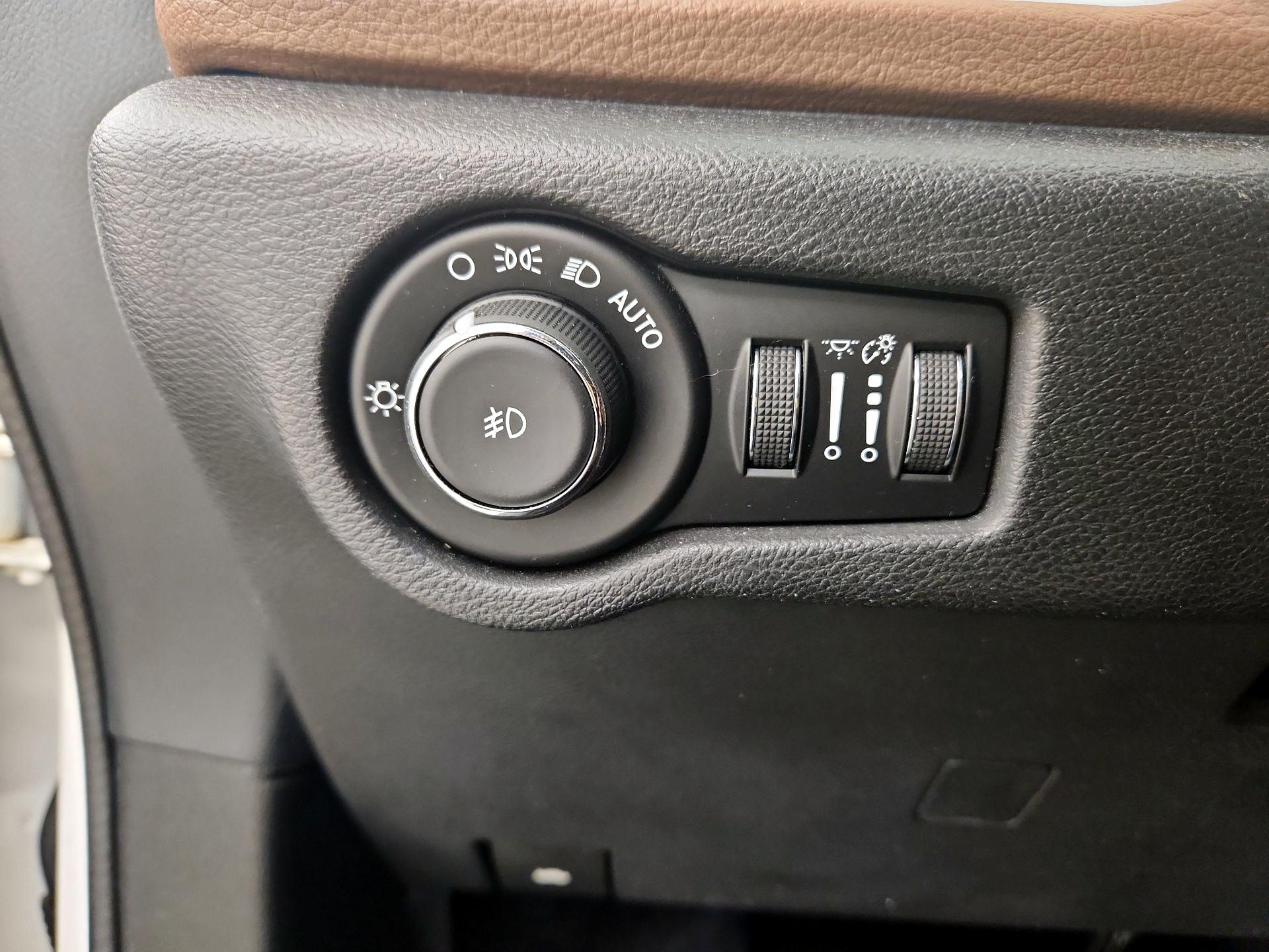 Thumbnail: 2018 Chrysler Pacifica - 13