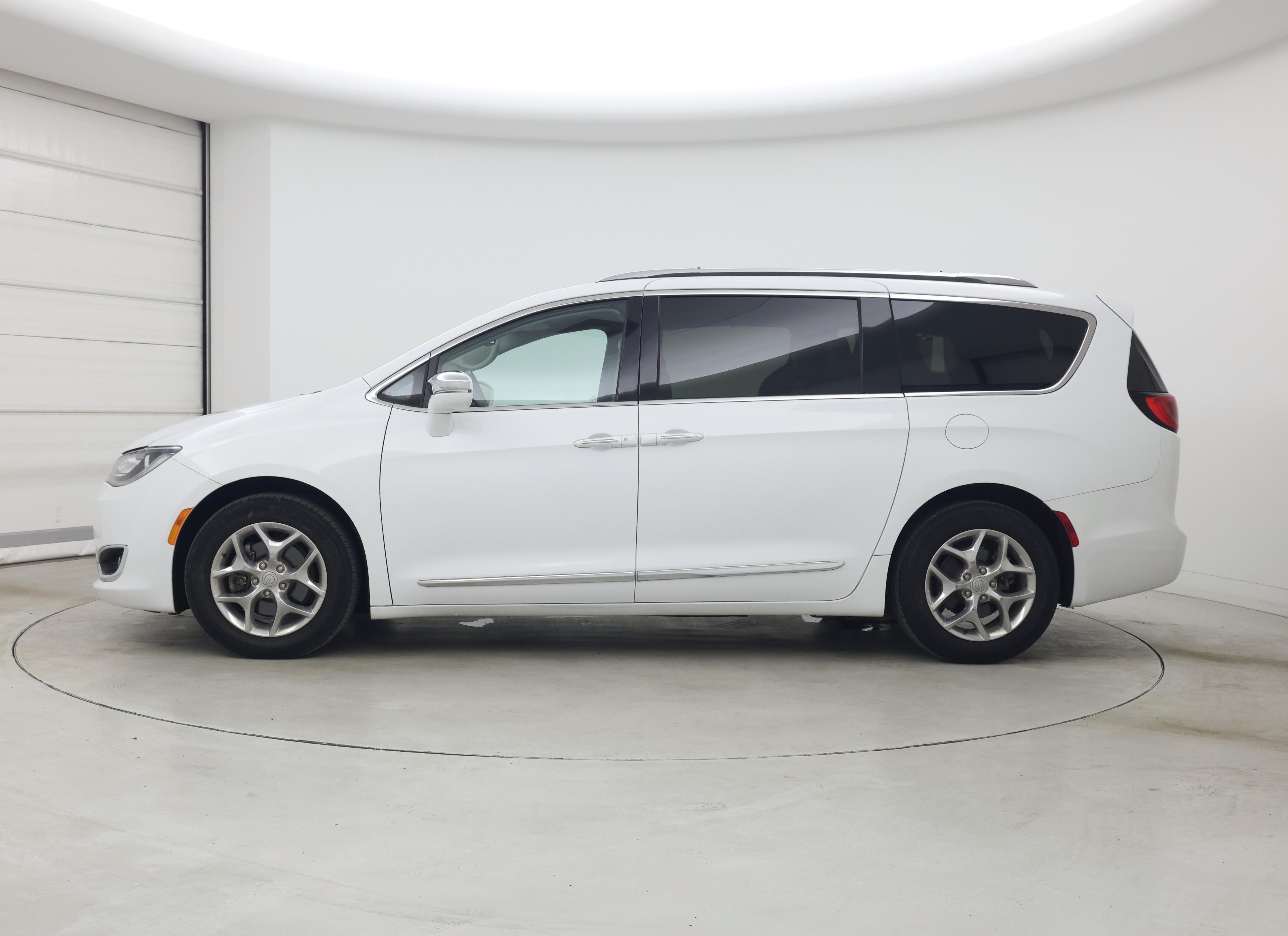 Thumbnail: 2018 Chrysler Pacifica - 3