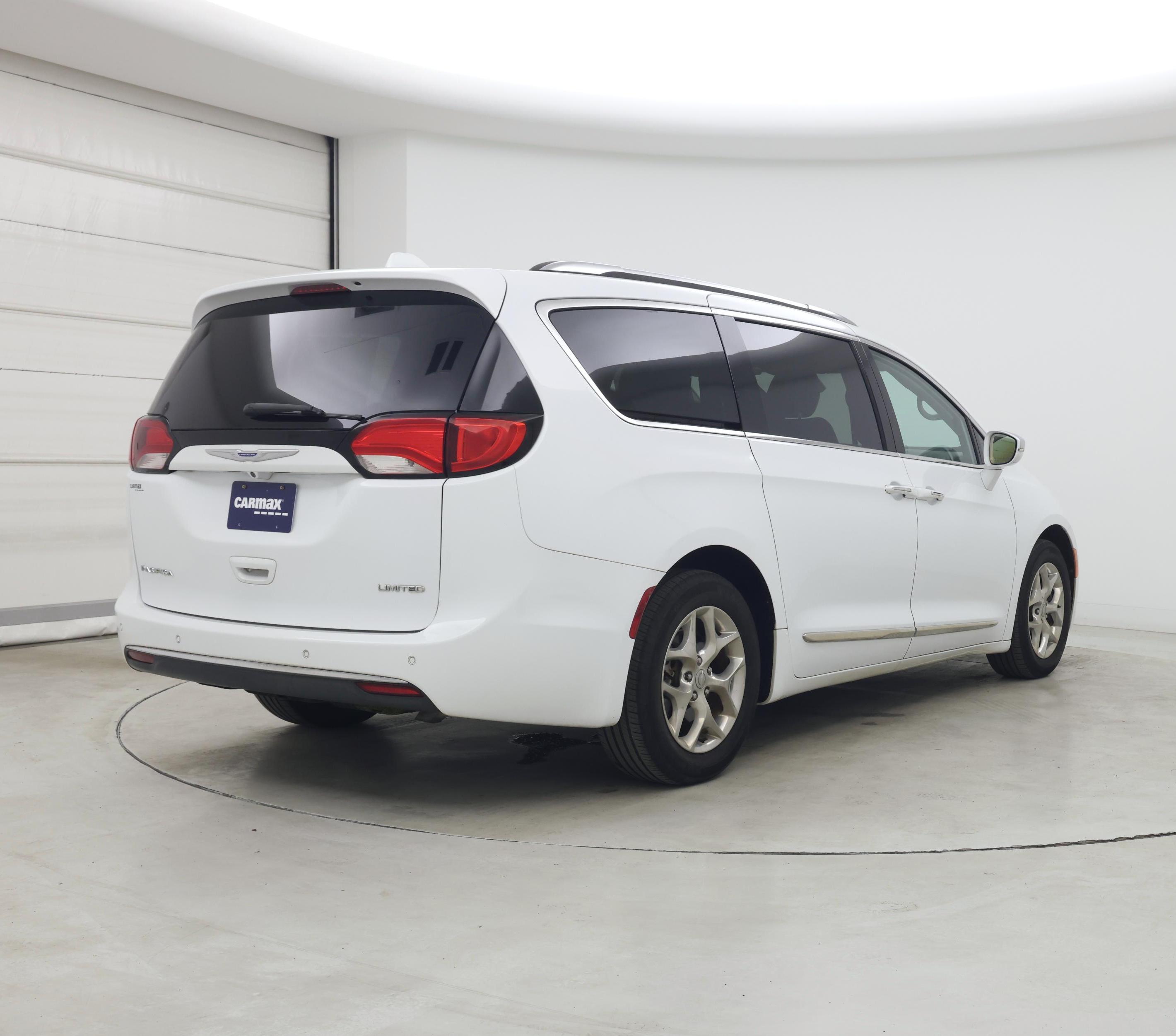 Thumbnail: 2018 Chrysler Pacifica - 8