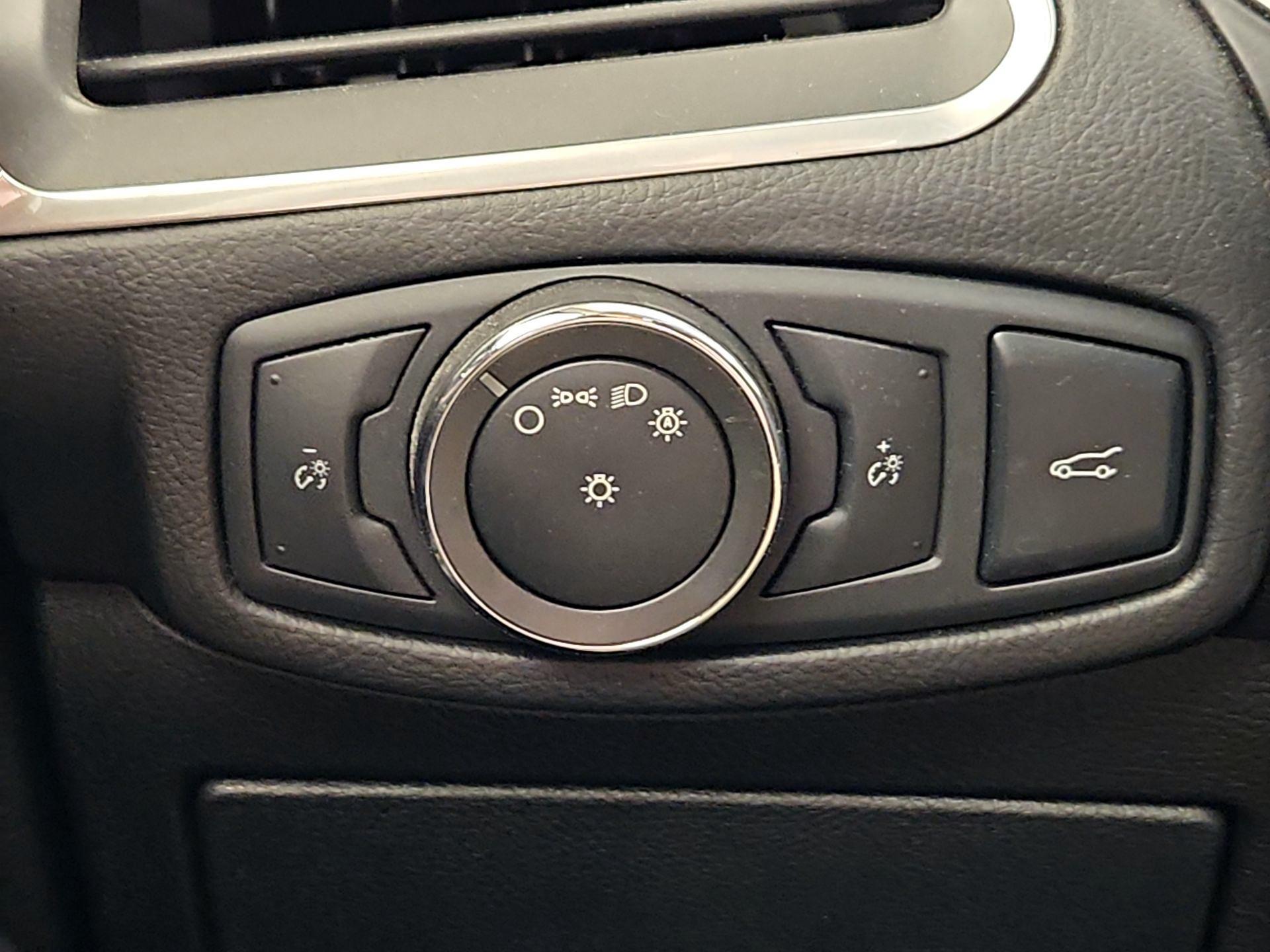 Thumbnail: 2016 Ford Edge - 11