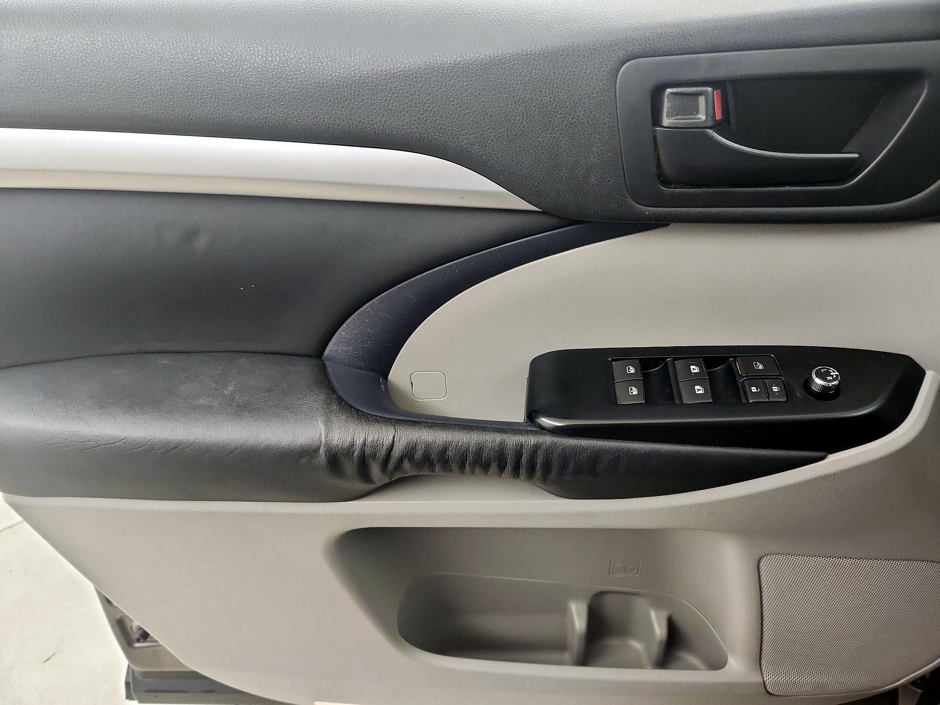 Thumbnail: 2015 Toyota Highlander - 10