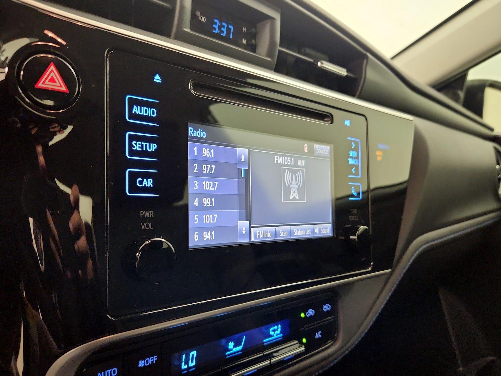 2018 Toyota Corolla SE - Photo 16