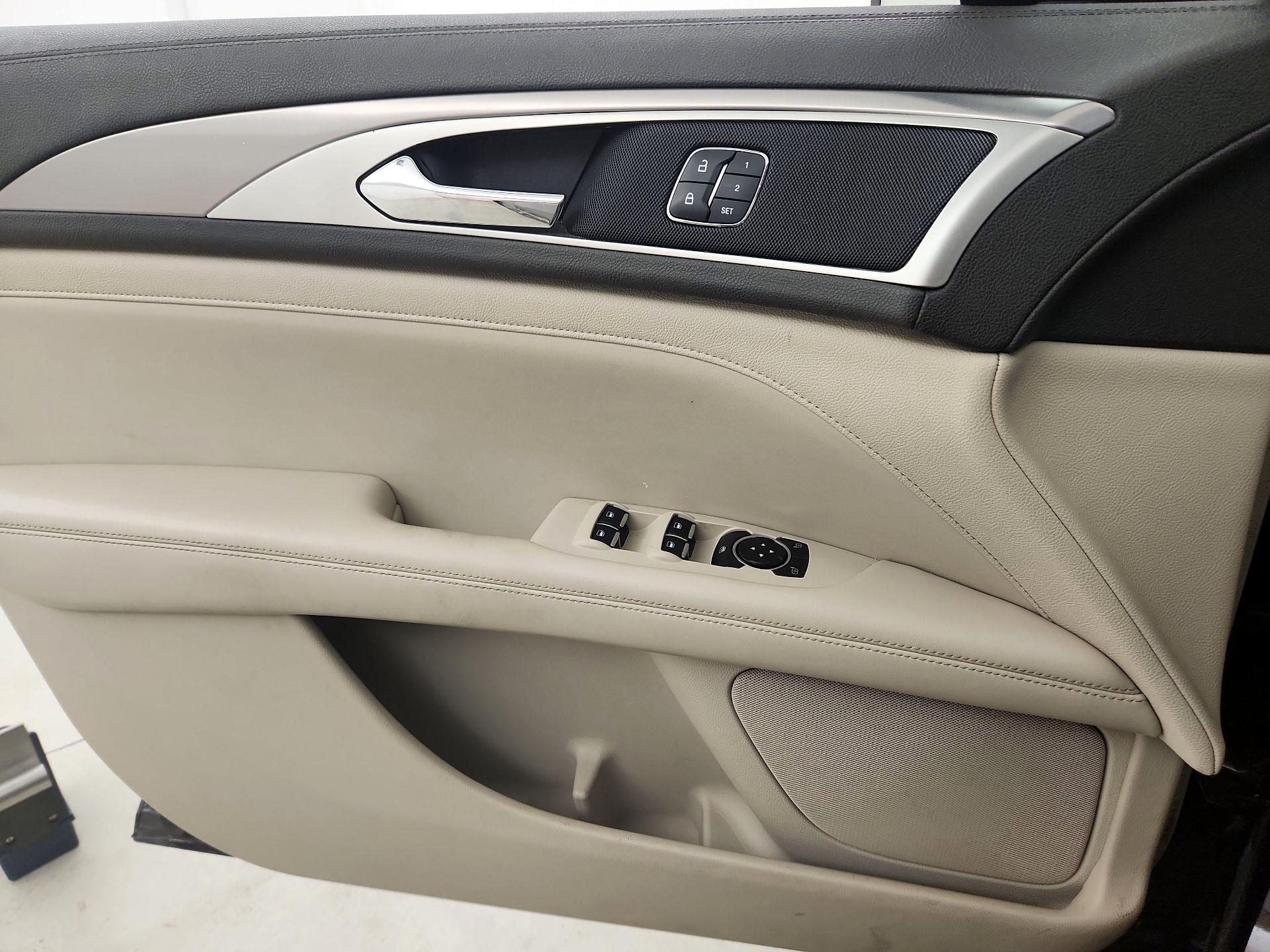 Thumbnail: 2020 Lincoln MKZ - 10