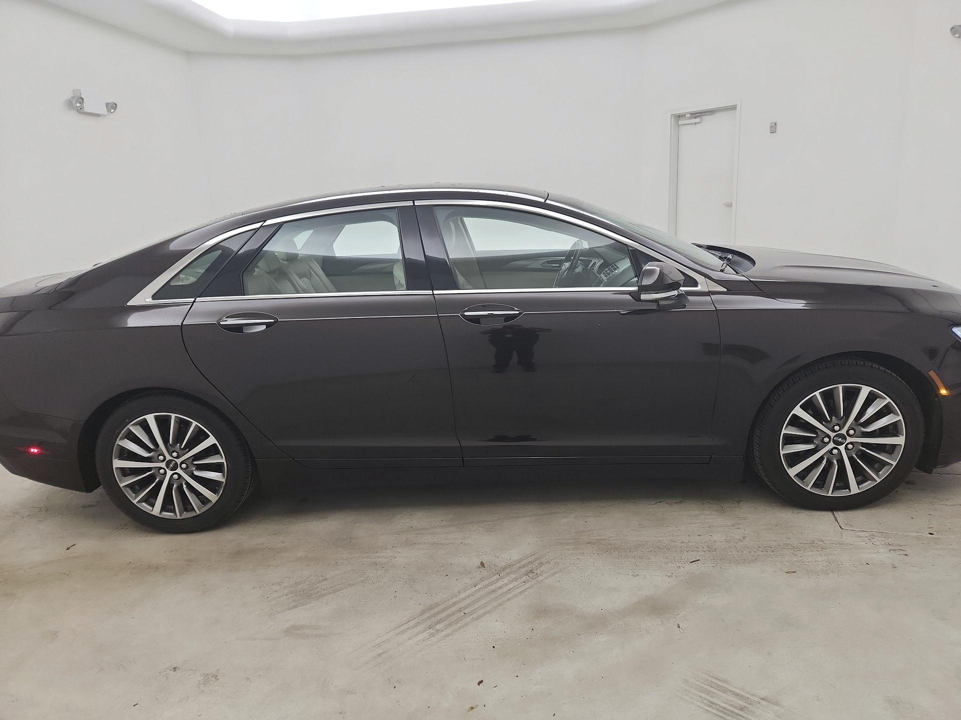 Thumbnail: 2020 Lincoln MKZ - 4