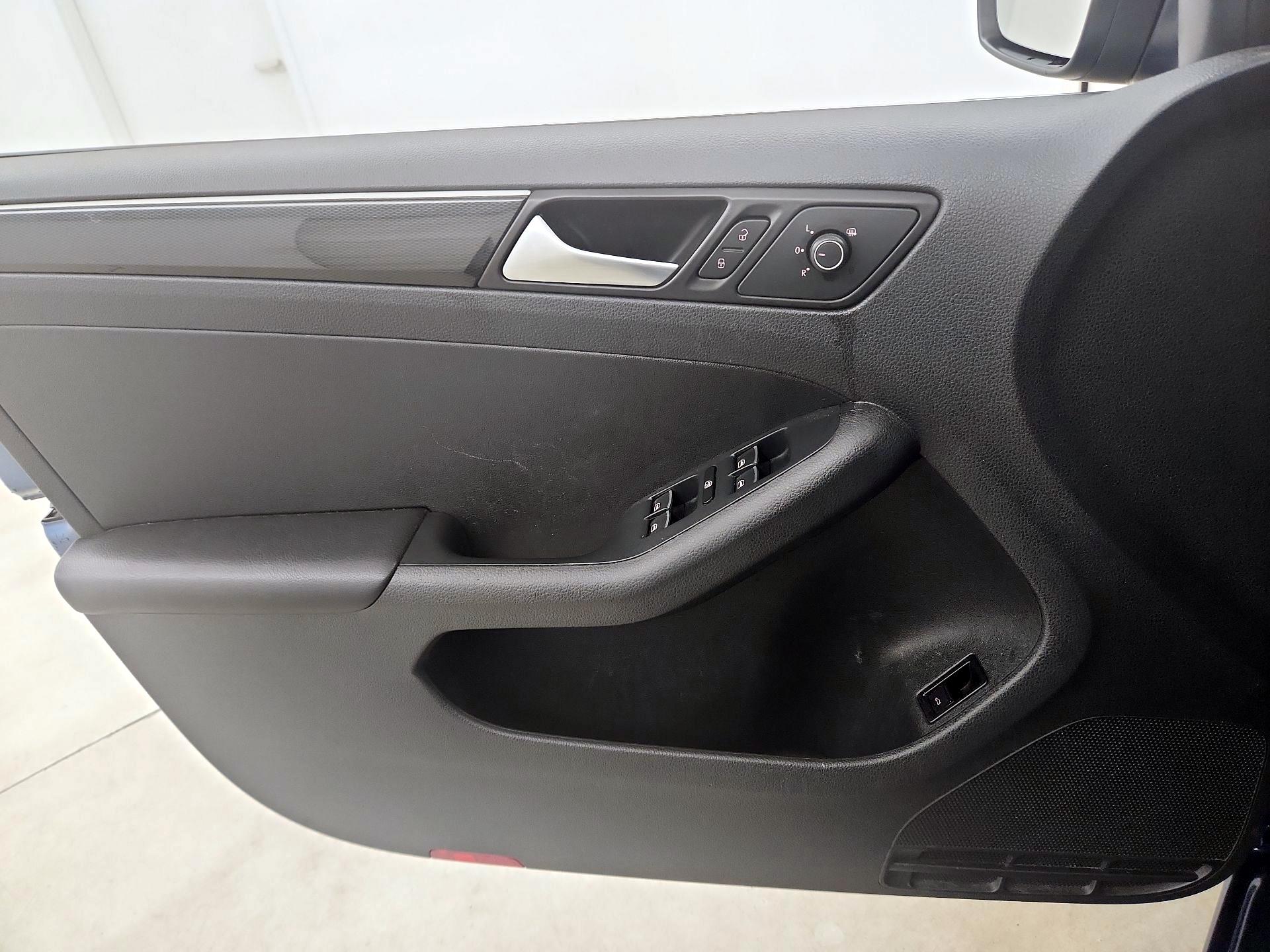 Thumbnail: 2017 Volkswagen Jetta - 10