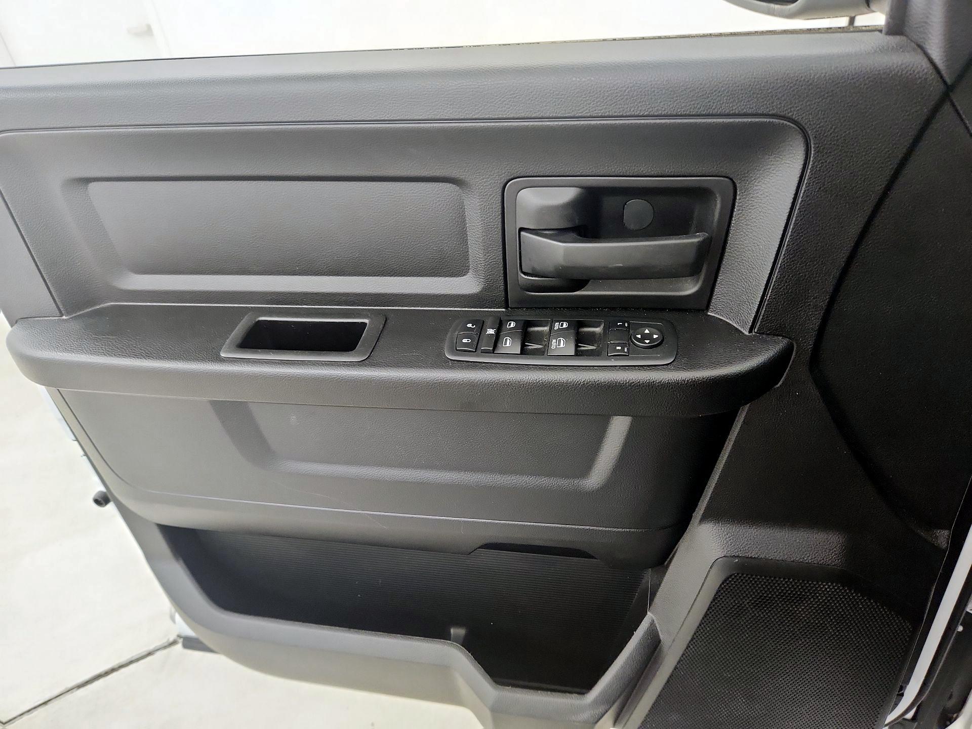 Thumbnail: 2019 RAM 1500 Classic - 10