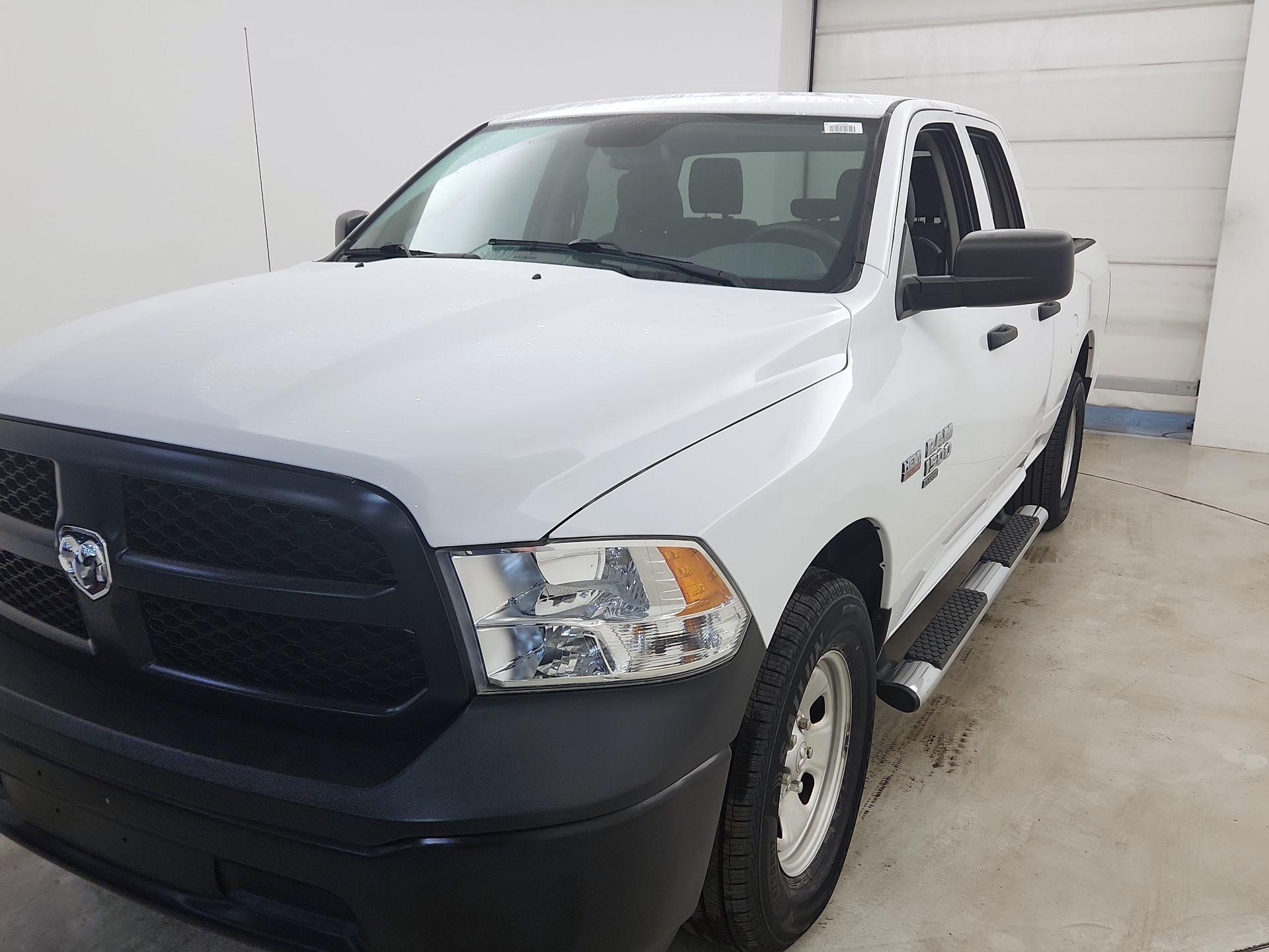 Thumbnail: 2019 RAM 1500 Classic - 3