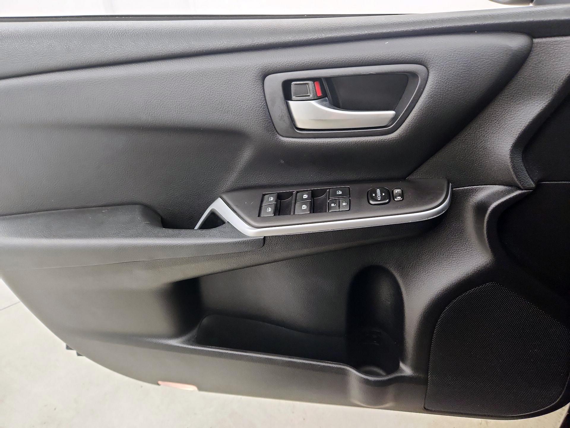 Thumbnail: 2017 Toyota Camry - 10