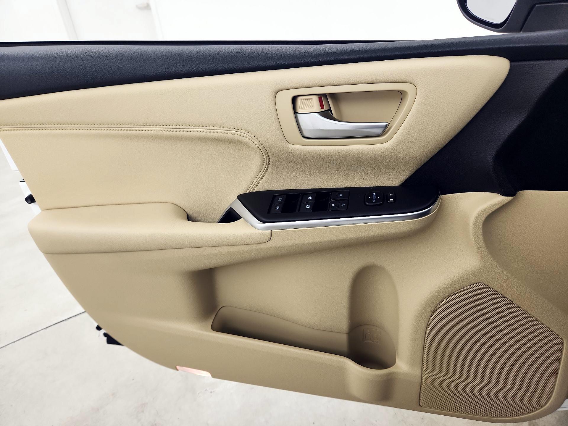 Thumbnail: 2017 Toyota Camry - 10