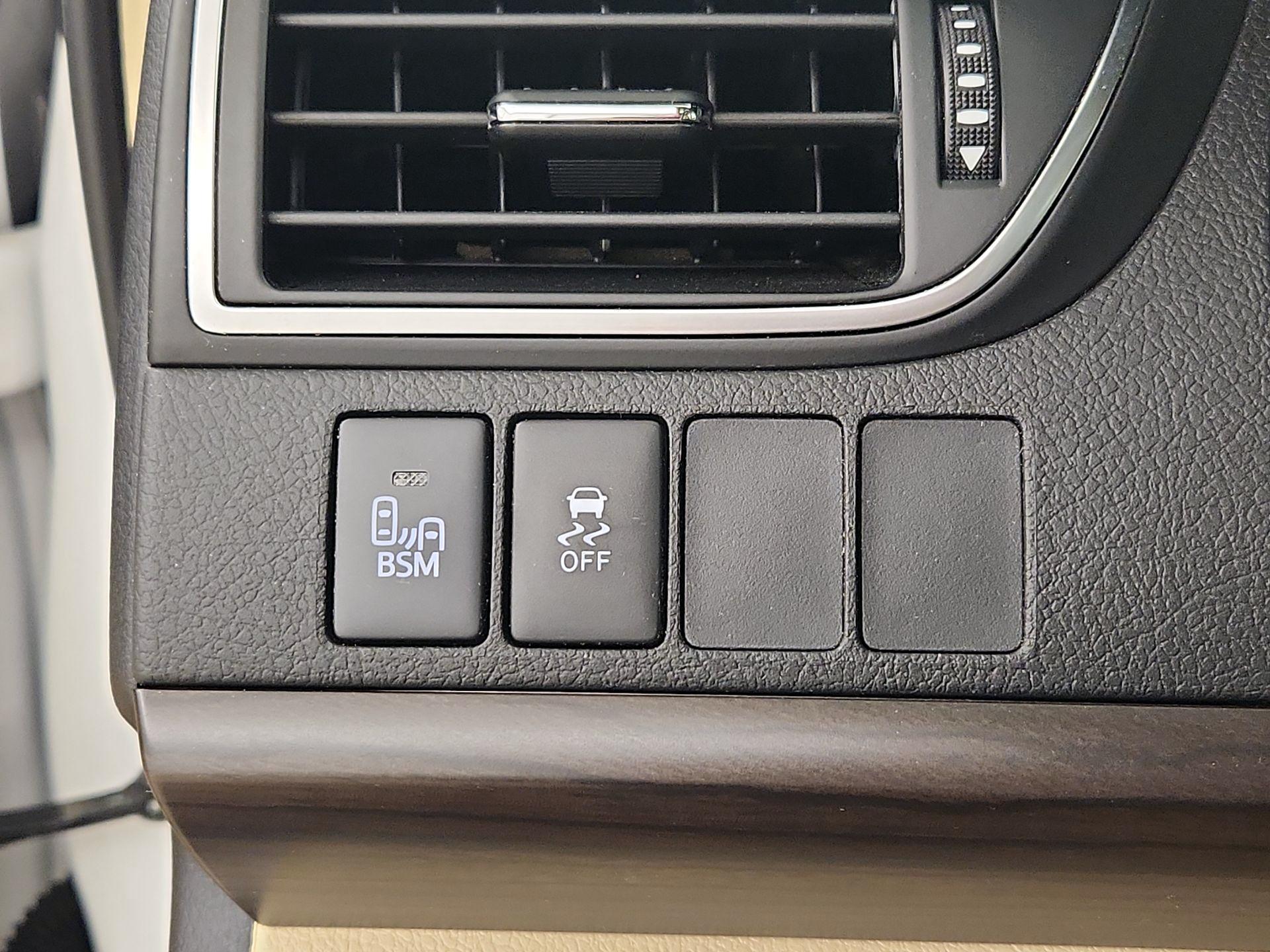 Thumbnail: 2017 Toyota Camry - 11