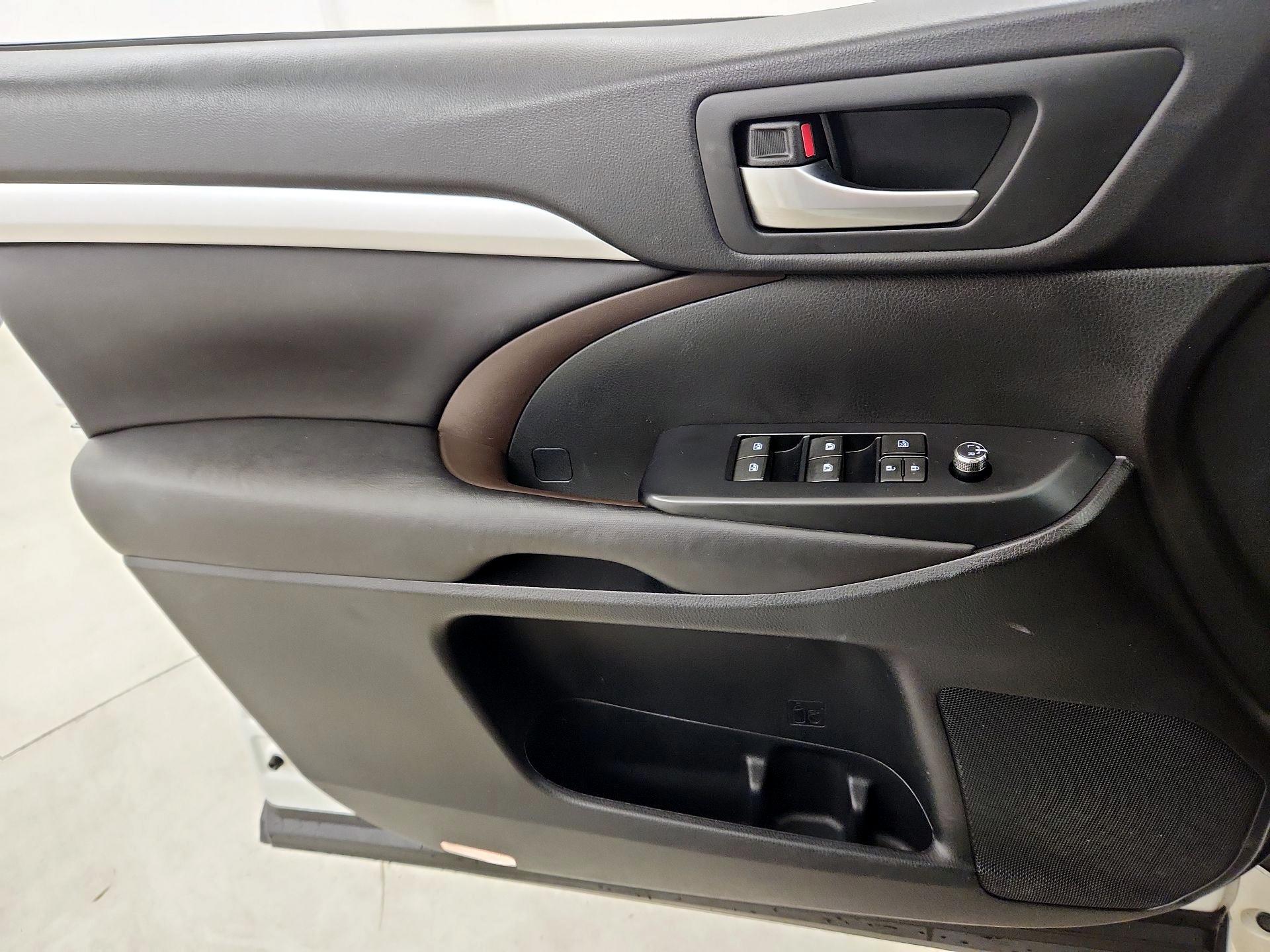 Thumbnail: 2016 Toyota Highlander - 10