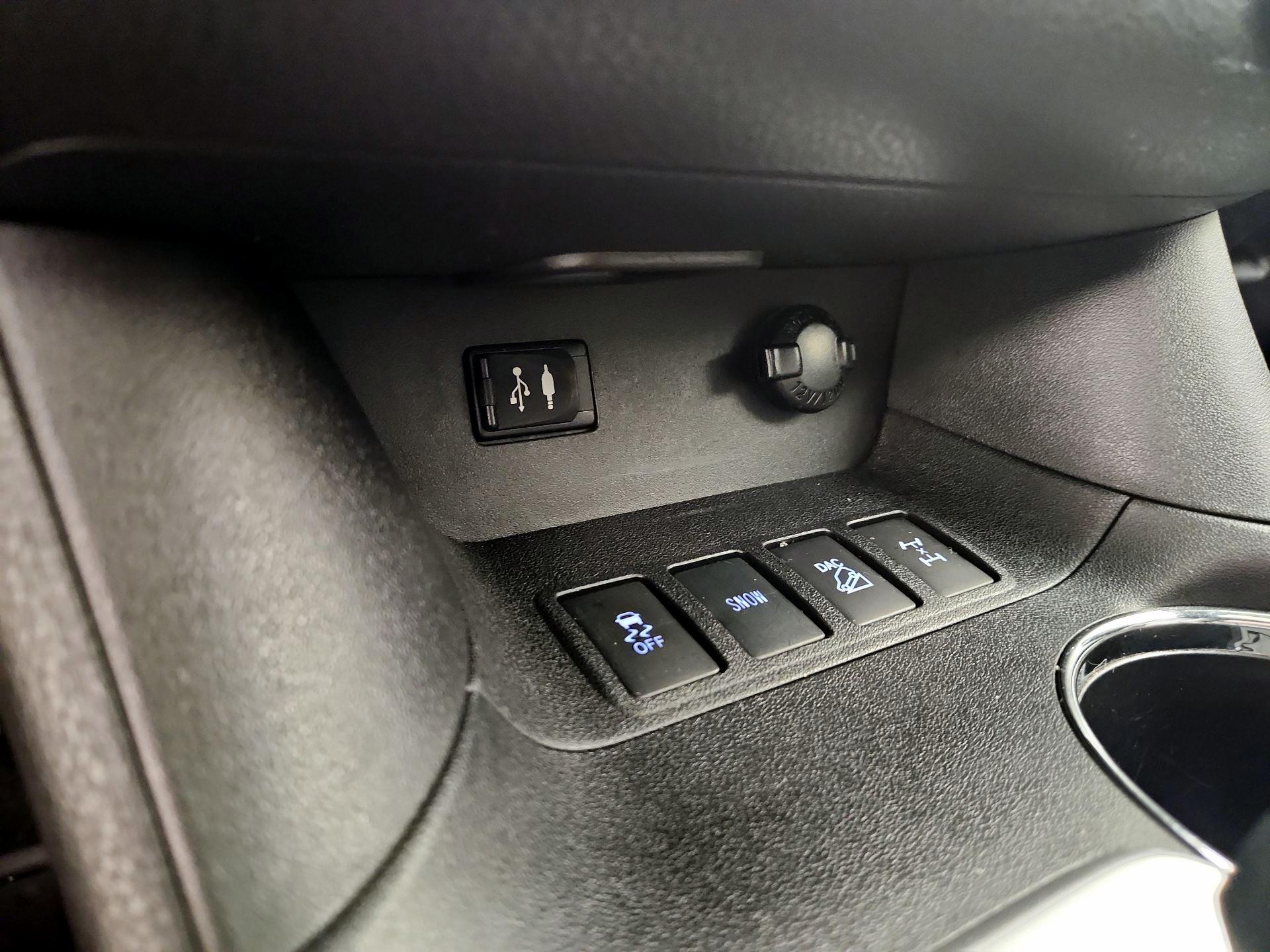 Thumbnail: 2016 Toyota Highlander - 17