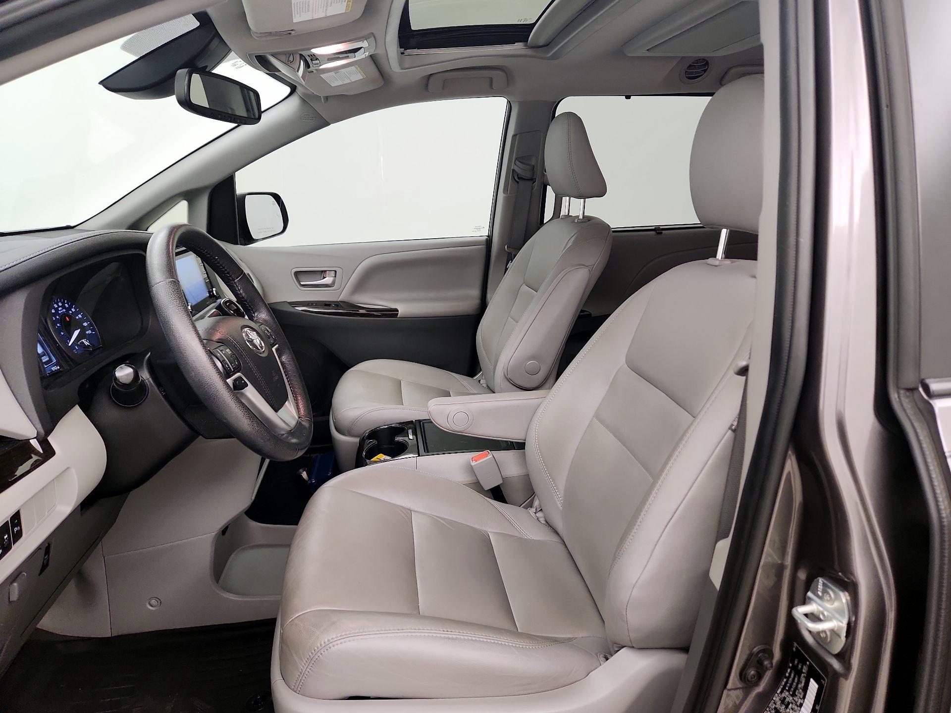 Thumbnail: 2020 Toyota Sienna - 11