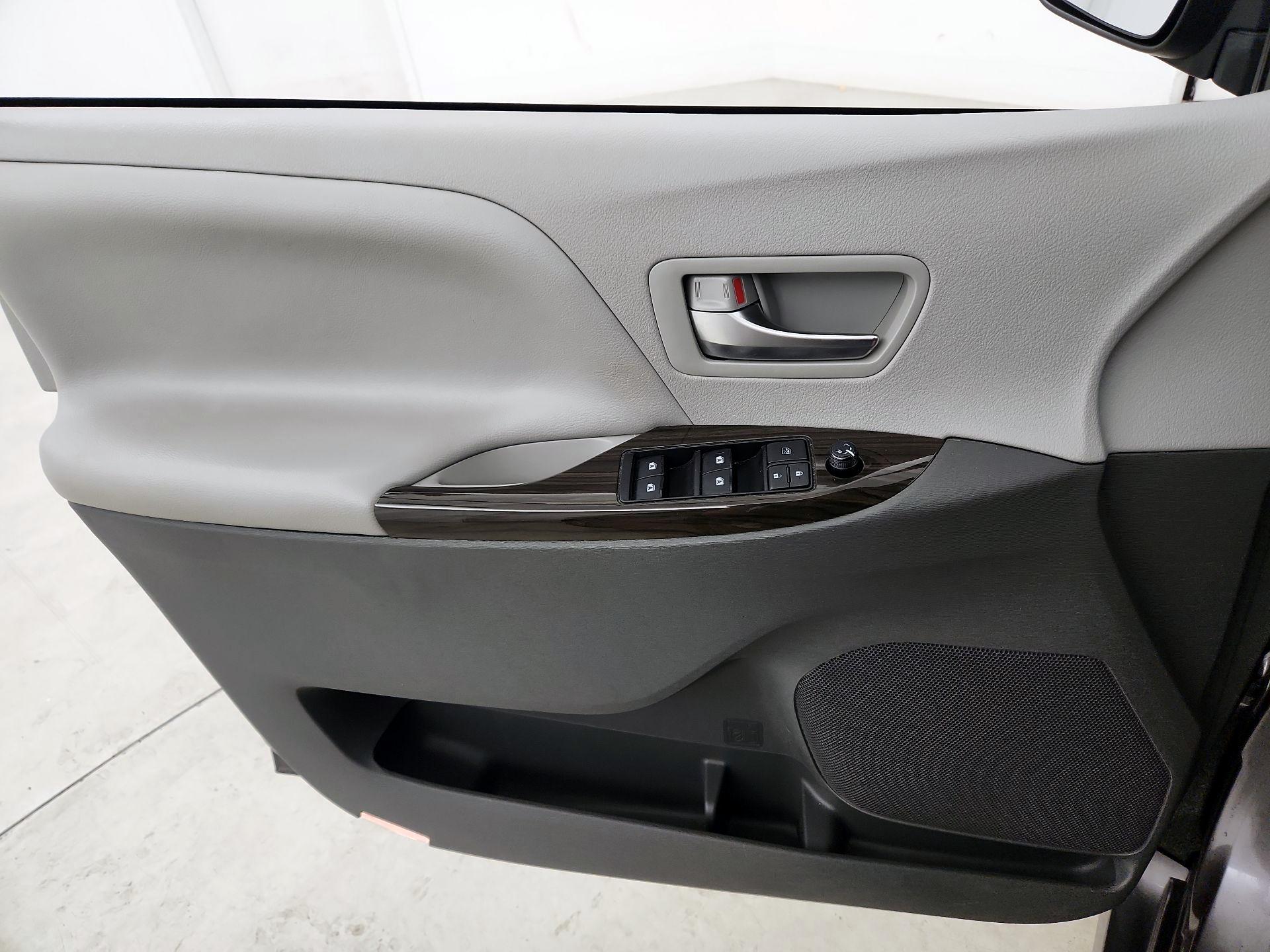 Thumbnail: 2020 Toyota Sienna - 12