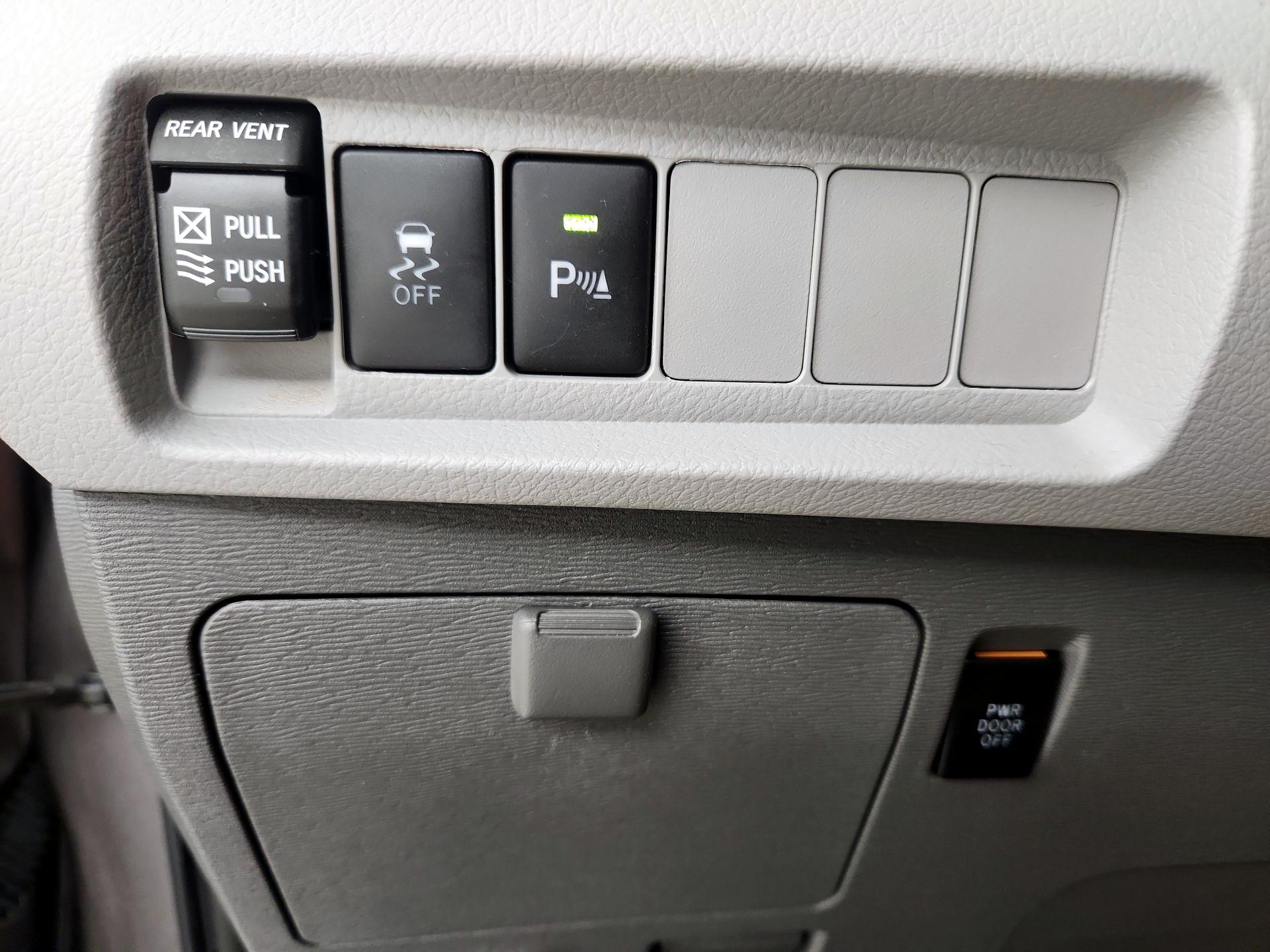 Thumbnail: 2020 Toyota Sienna - 13