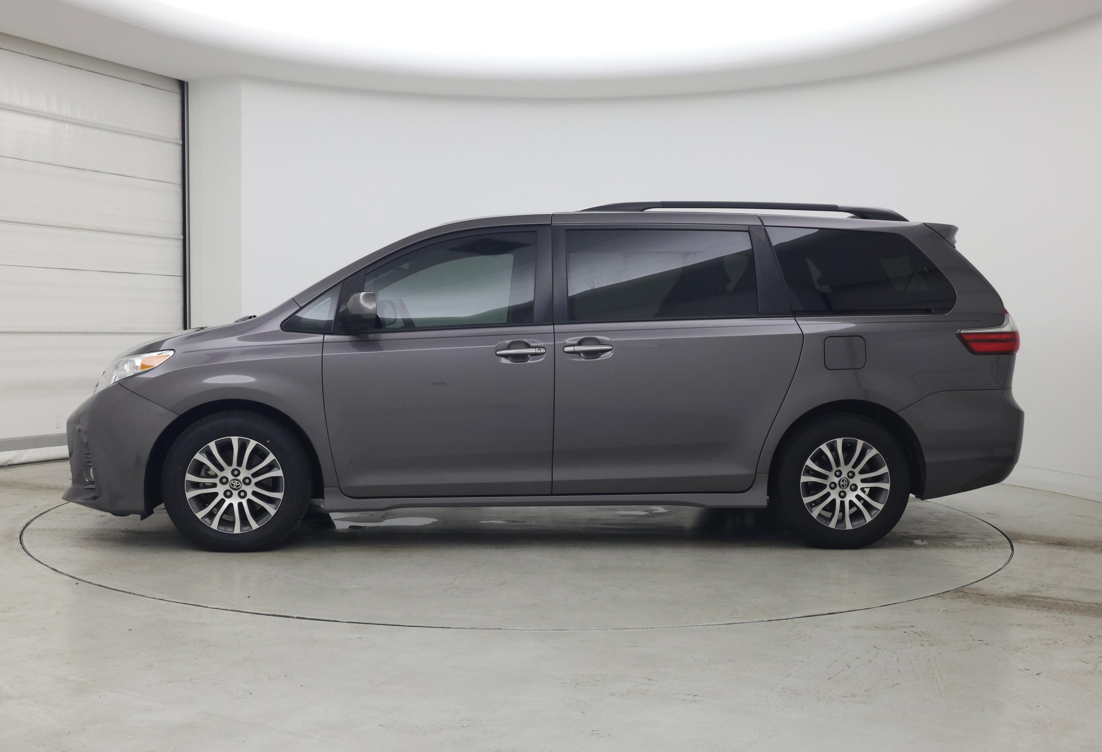 Thumbnail: 2020 Toyota Sienna - 3