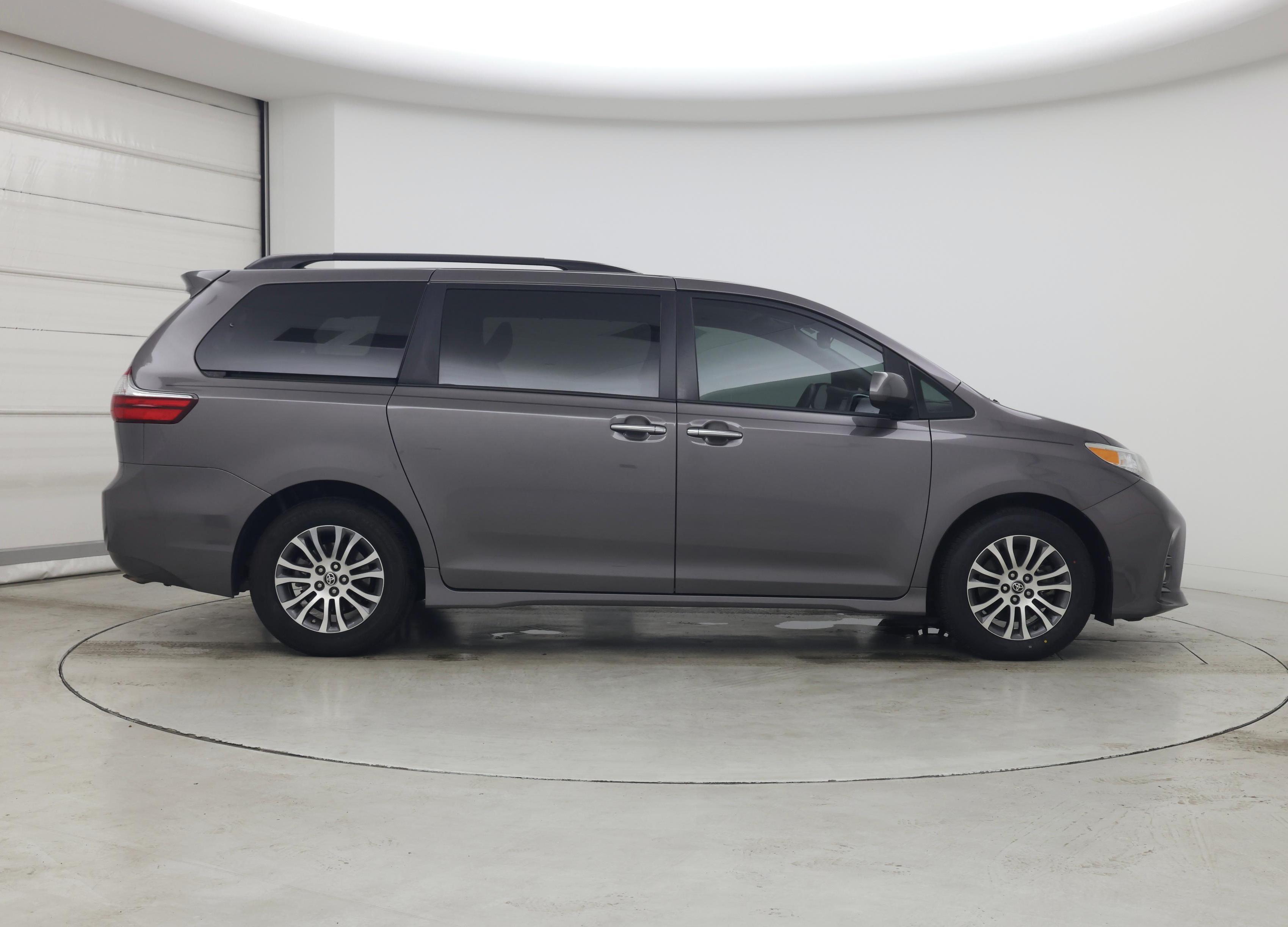 Thumbnail: 2020 Toyota Sienna - 7