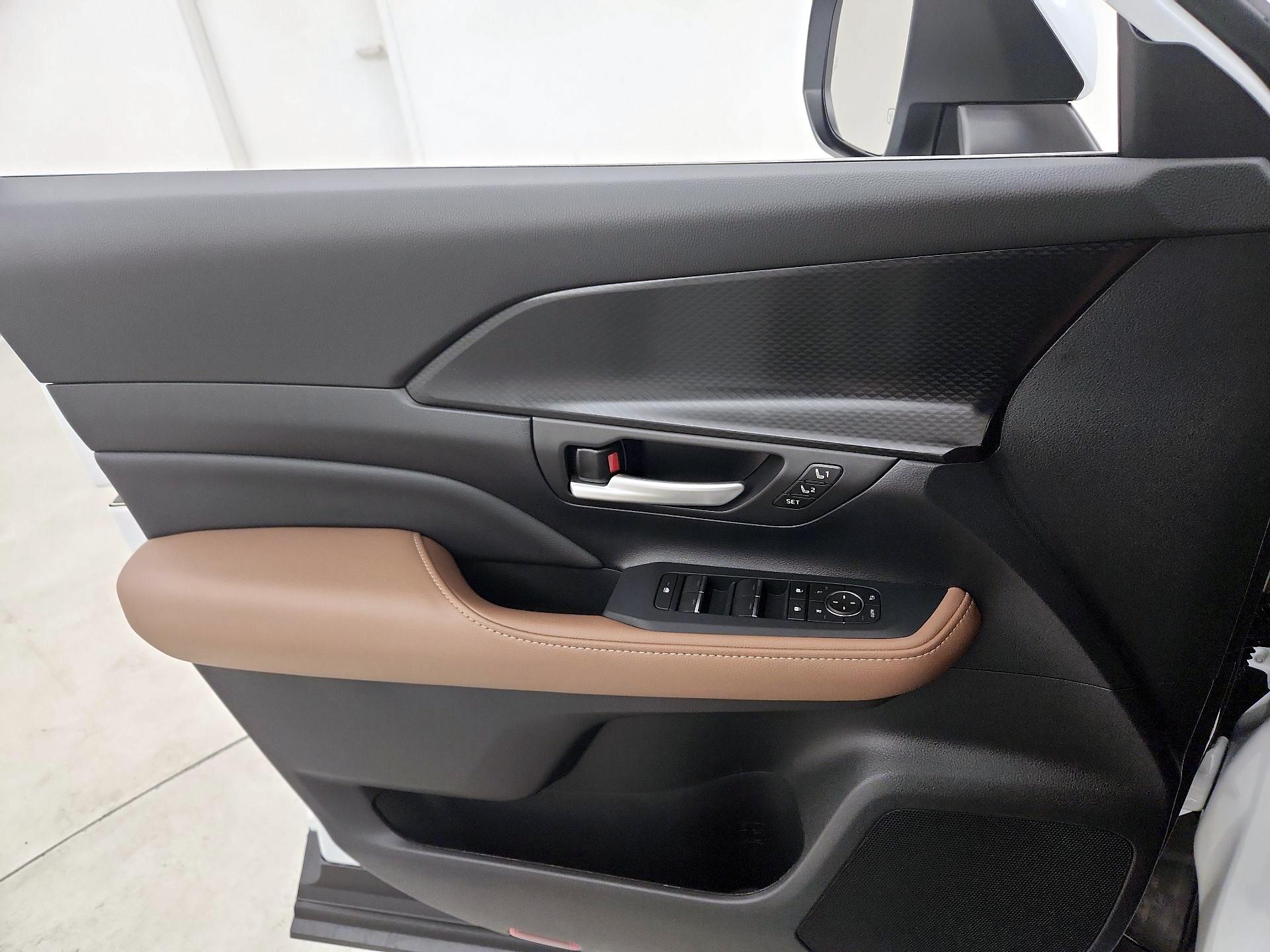 Thumbnail: 2026 Toyota Highlander - 12