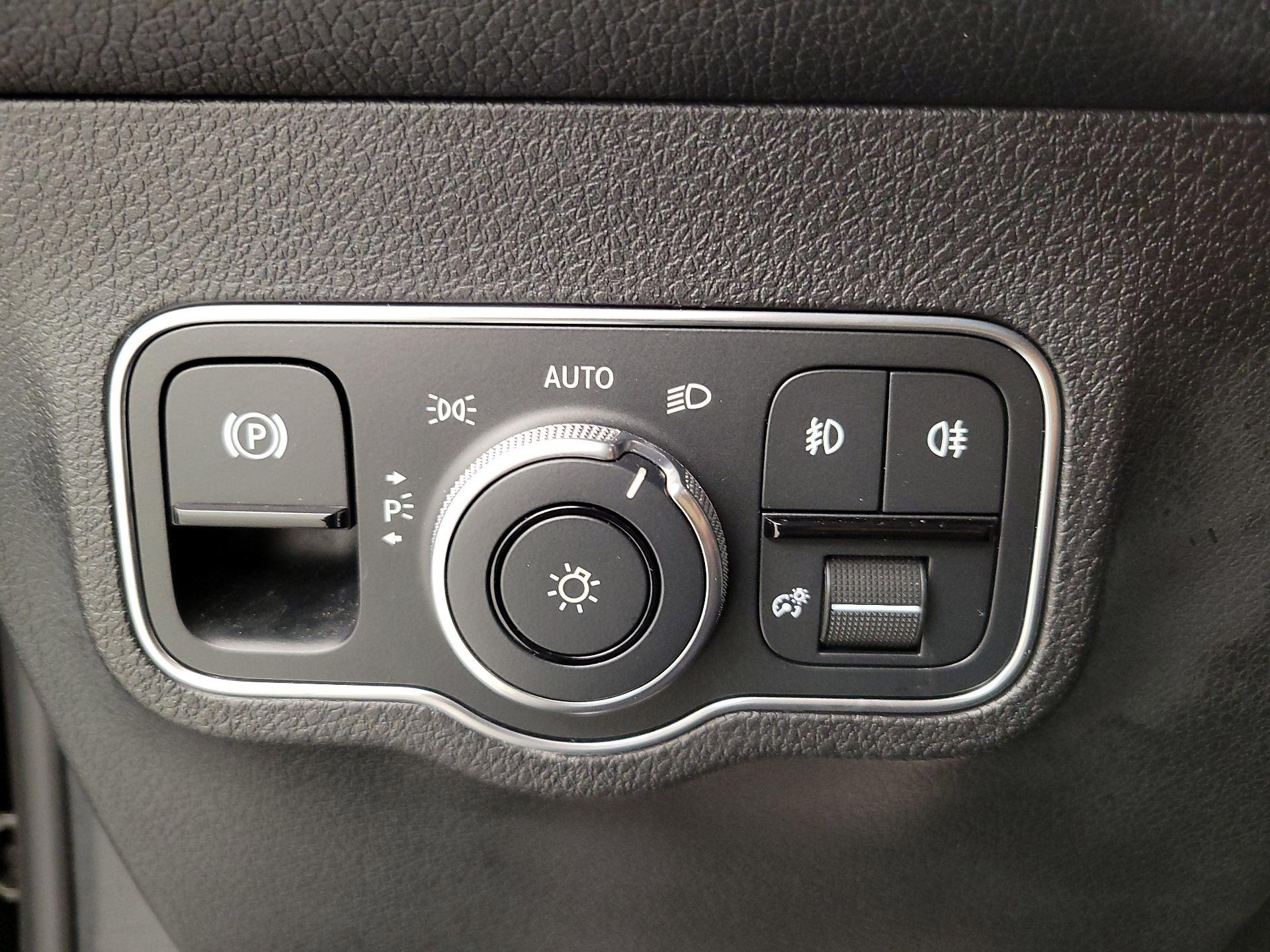 Thumbnail: 2023 Mercedes-Benz GLB - 13