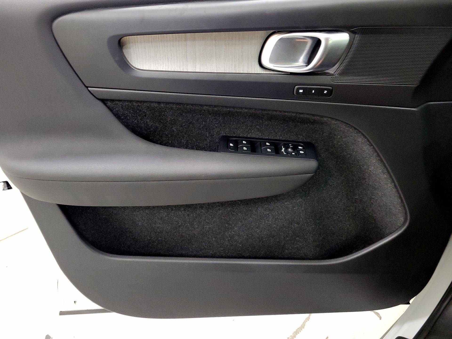 Thumbnail: 2023 Volvo XC40 - 12