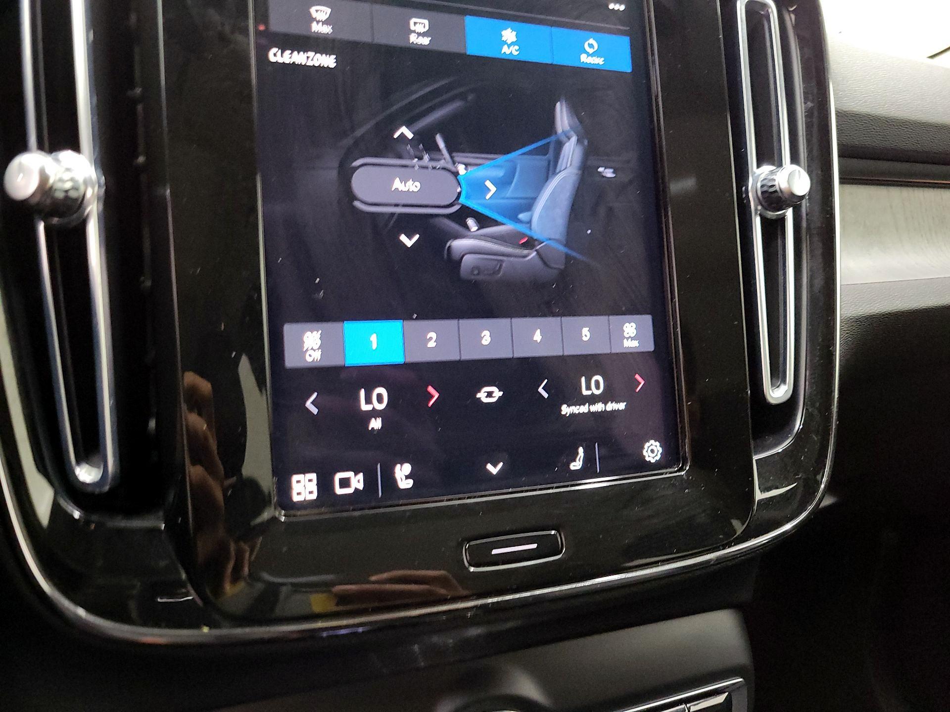 Thumbnail: 2023 Volvo XC40 - 17