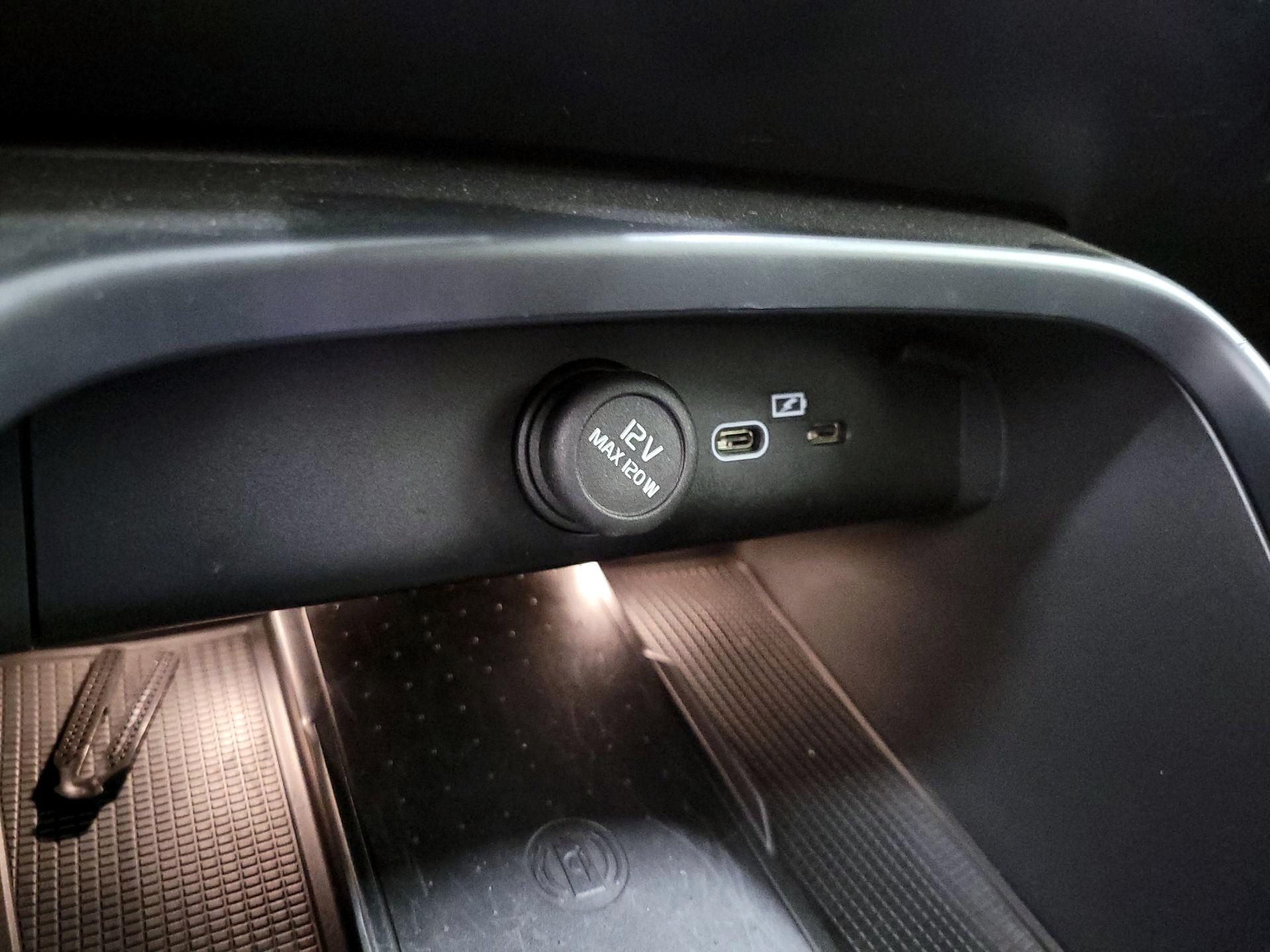 Thumbnail: 2023 Volvo XC40 - 19