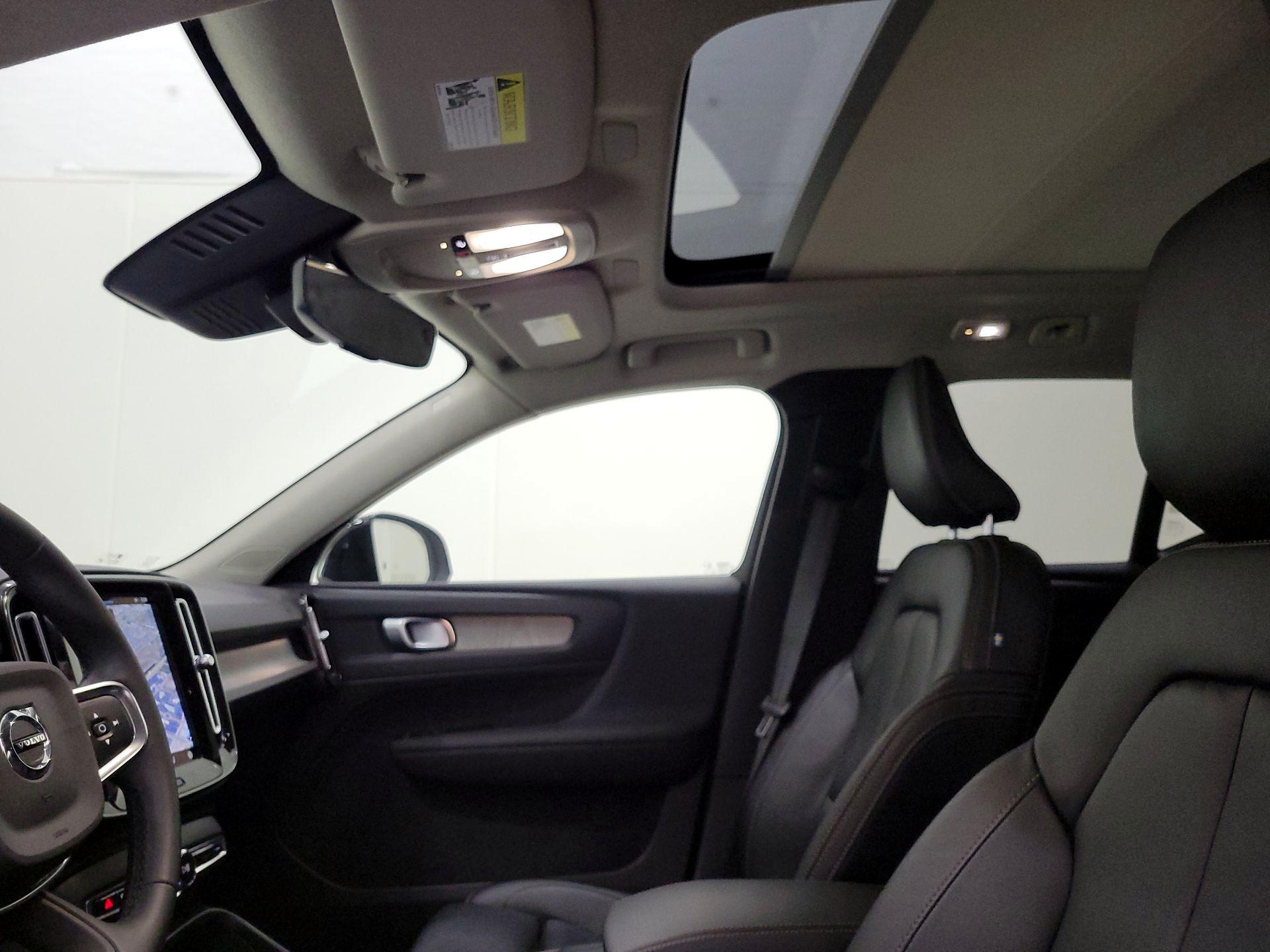 Thumbnail: 2023 Volvo XC40 - 20