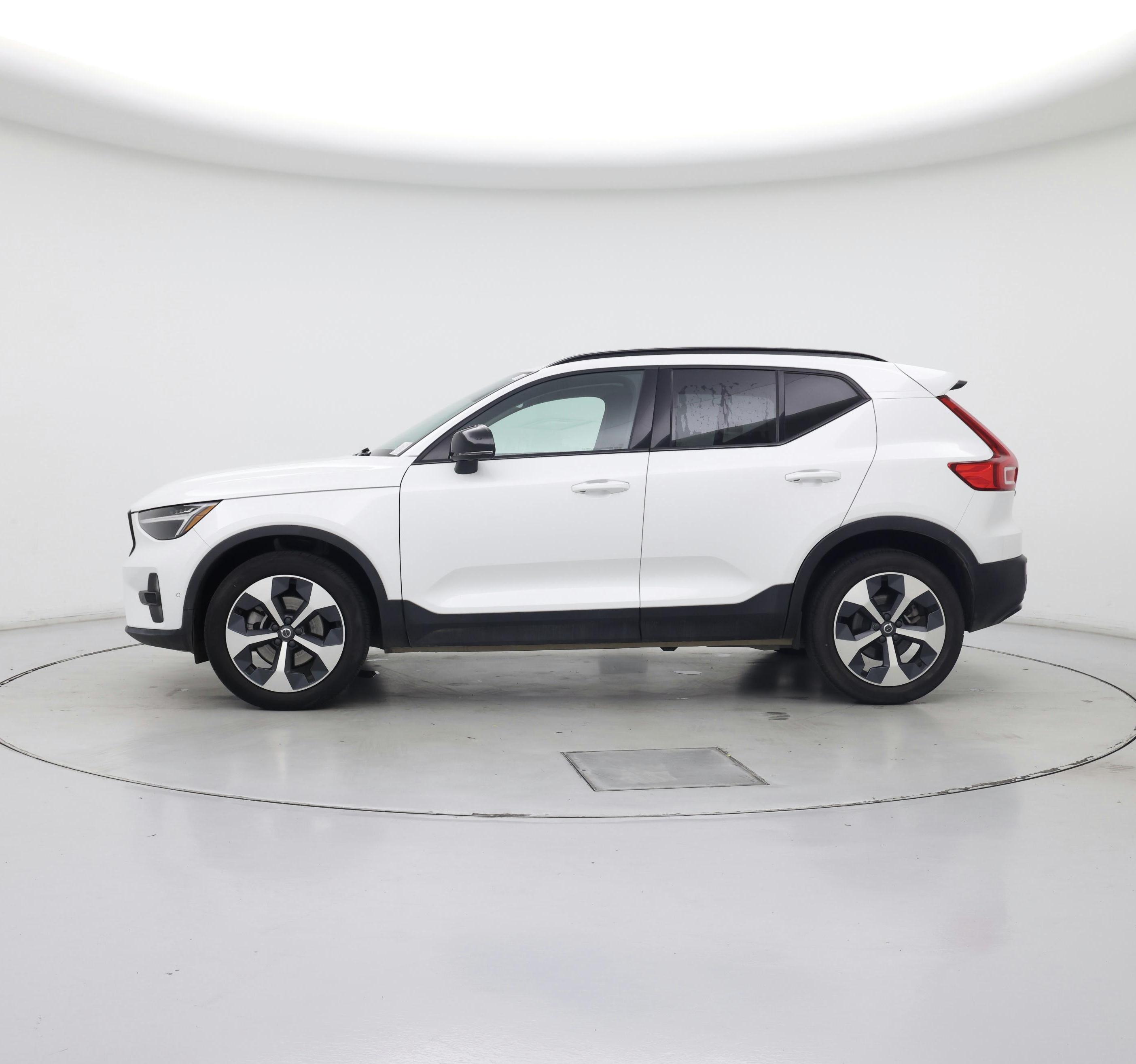 Thumbnail: 2023 Volvo XC40 - 3