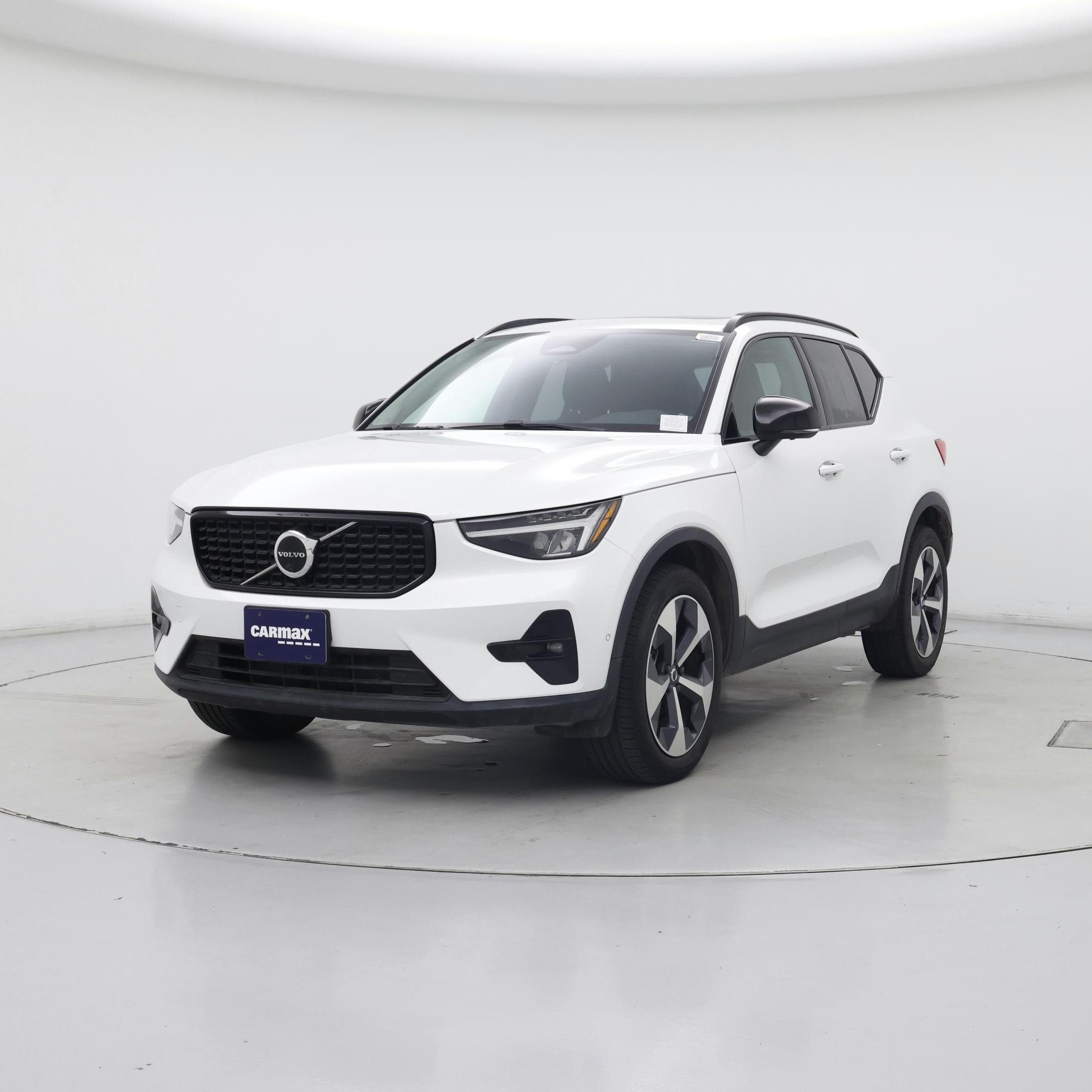 Thumbnail: 2023 Volvo XC40 - 4