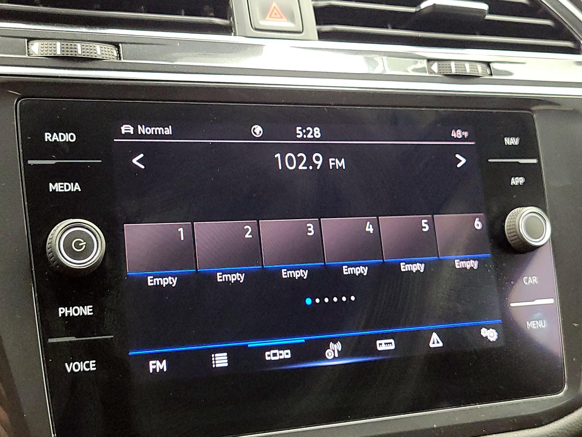 Thumbnail: 2022 Volkswagen Tiguan - 16