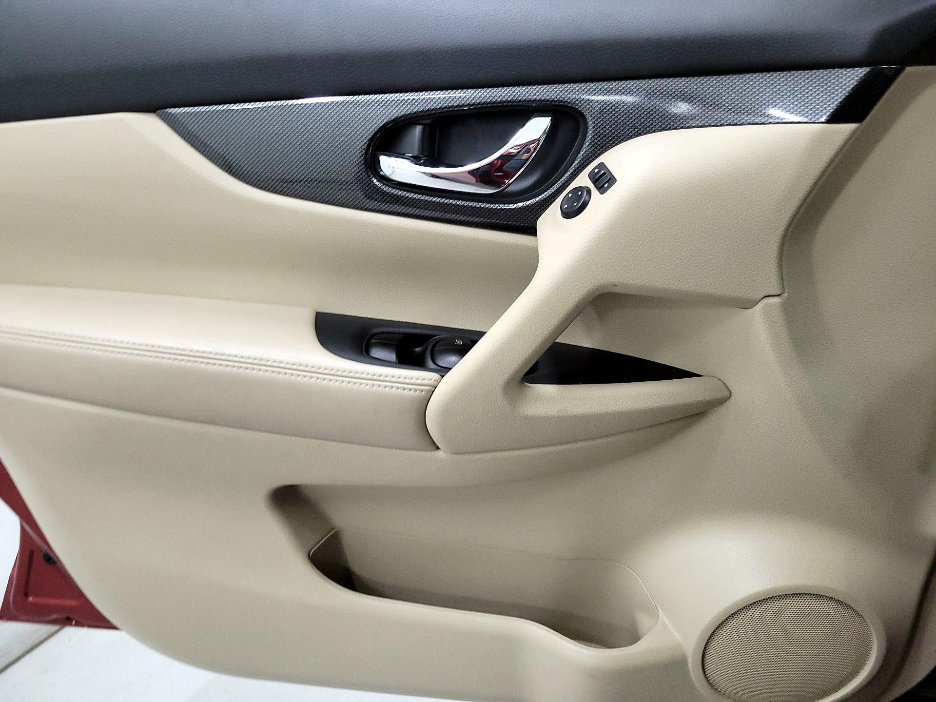 Thumbnail: 2016 Nissan Rogue - 12