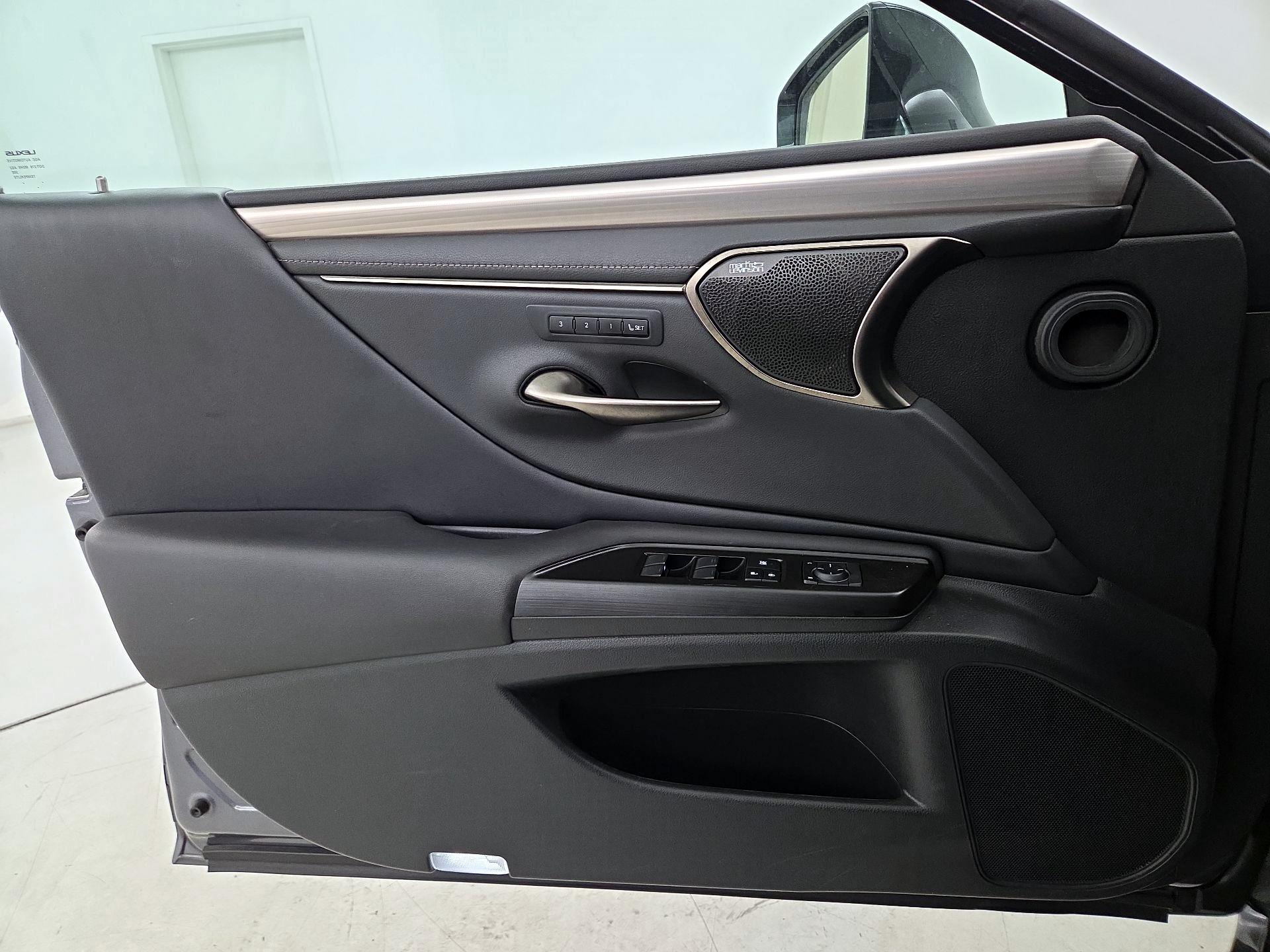 Thumbnail: 2019 Lexus ES - 12