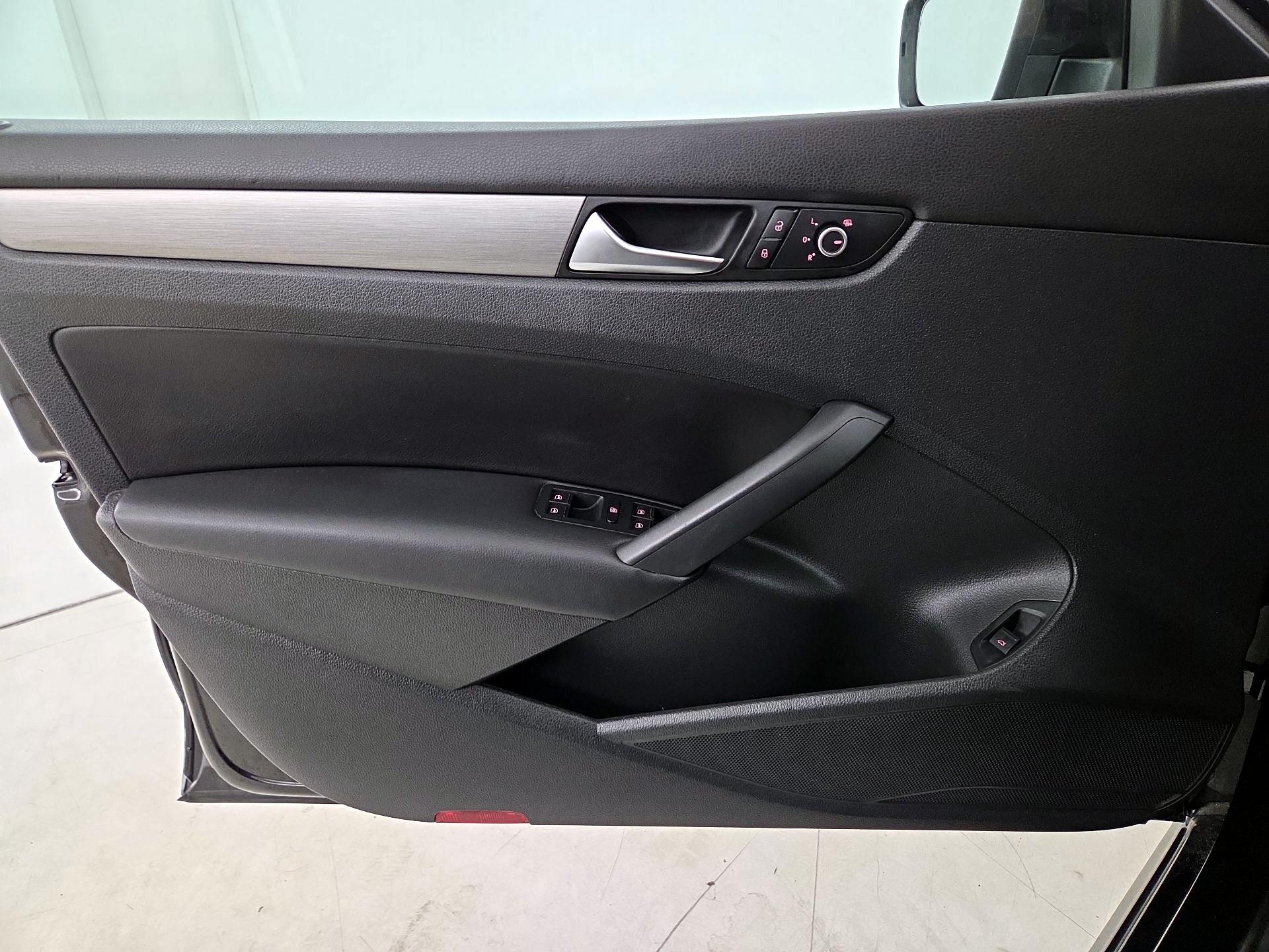 Thumbnail: 2015 Volkswagen Passat - 12