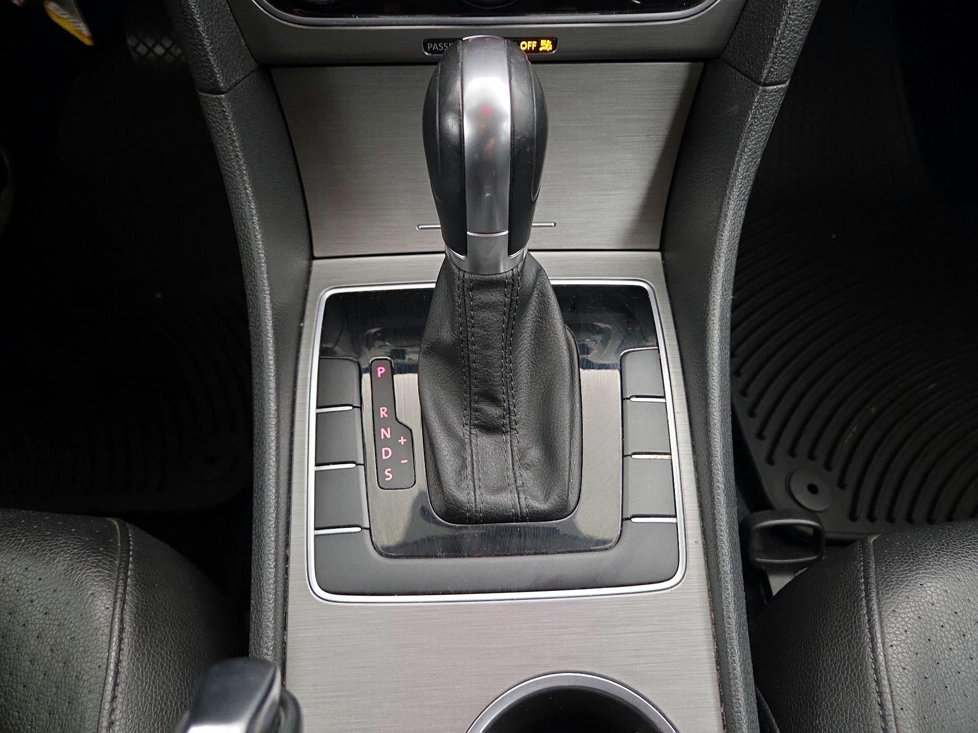 Thumbnail: 2015 Volkswagen Passat - 17