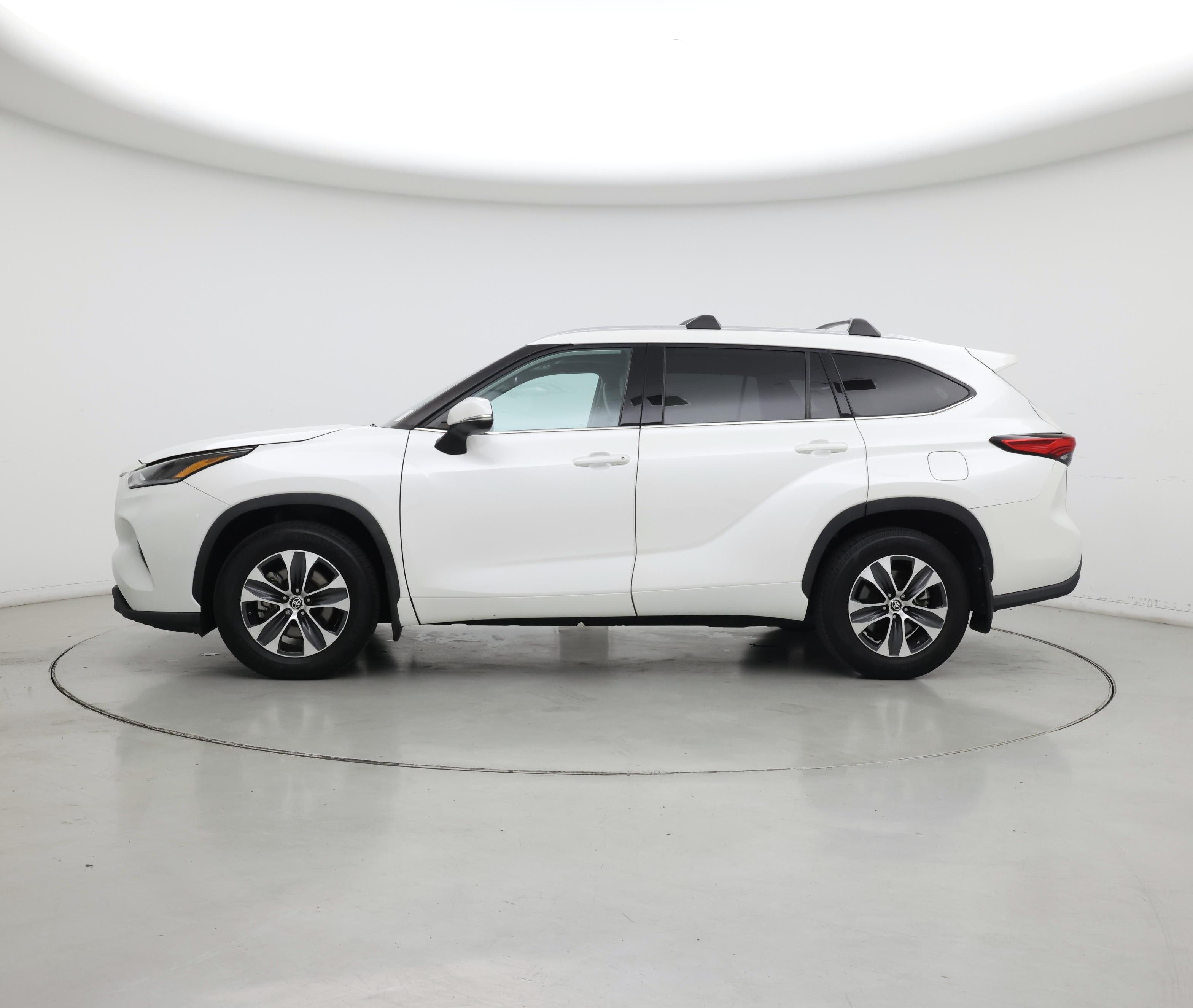 Thumbnail: 2021 Toyota Highlander - 3