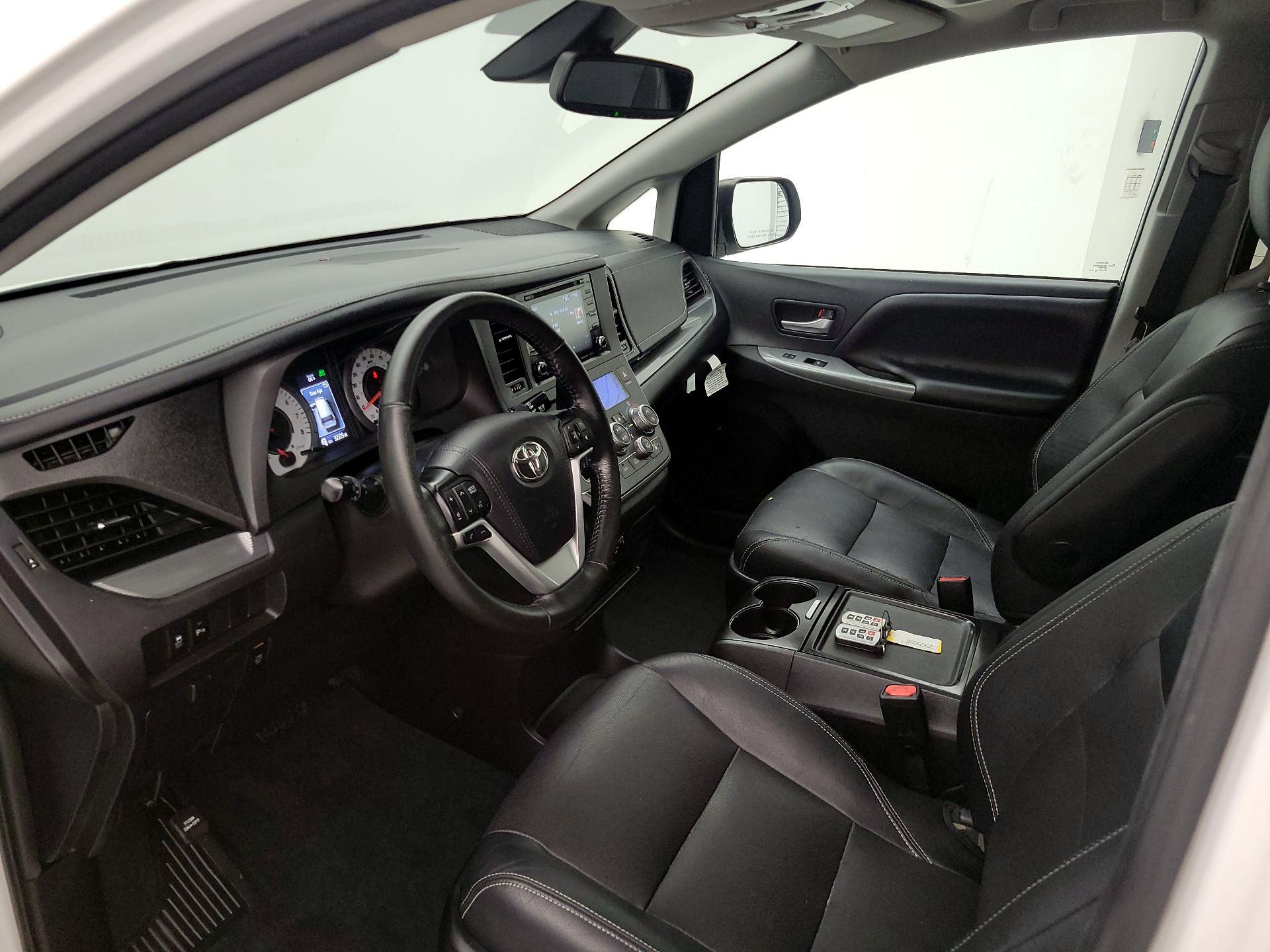 Thumbnail: 2020 Toyota Sienna - 11