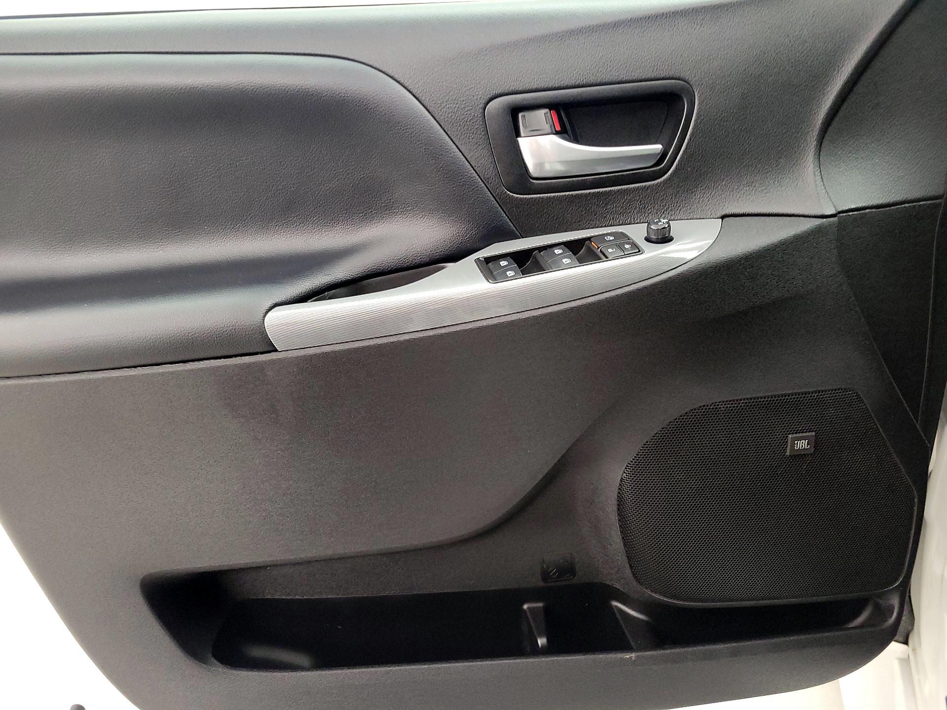 Thumbnail: 2020 Toyota Sienna - 12