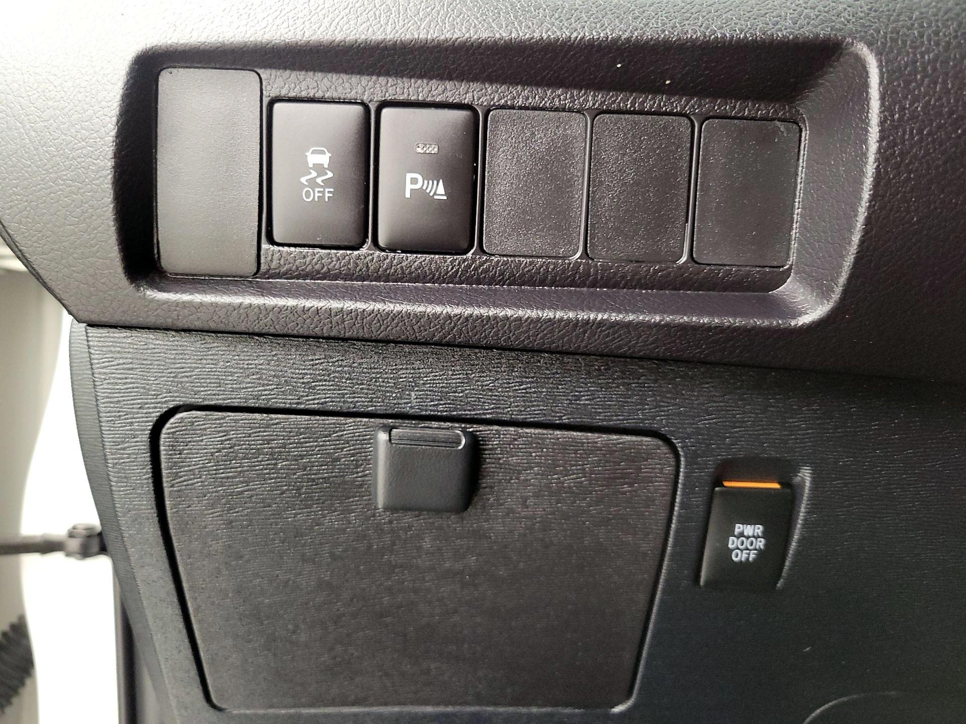 Thumbnail: 2020 Toyota Sienna - 13