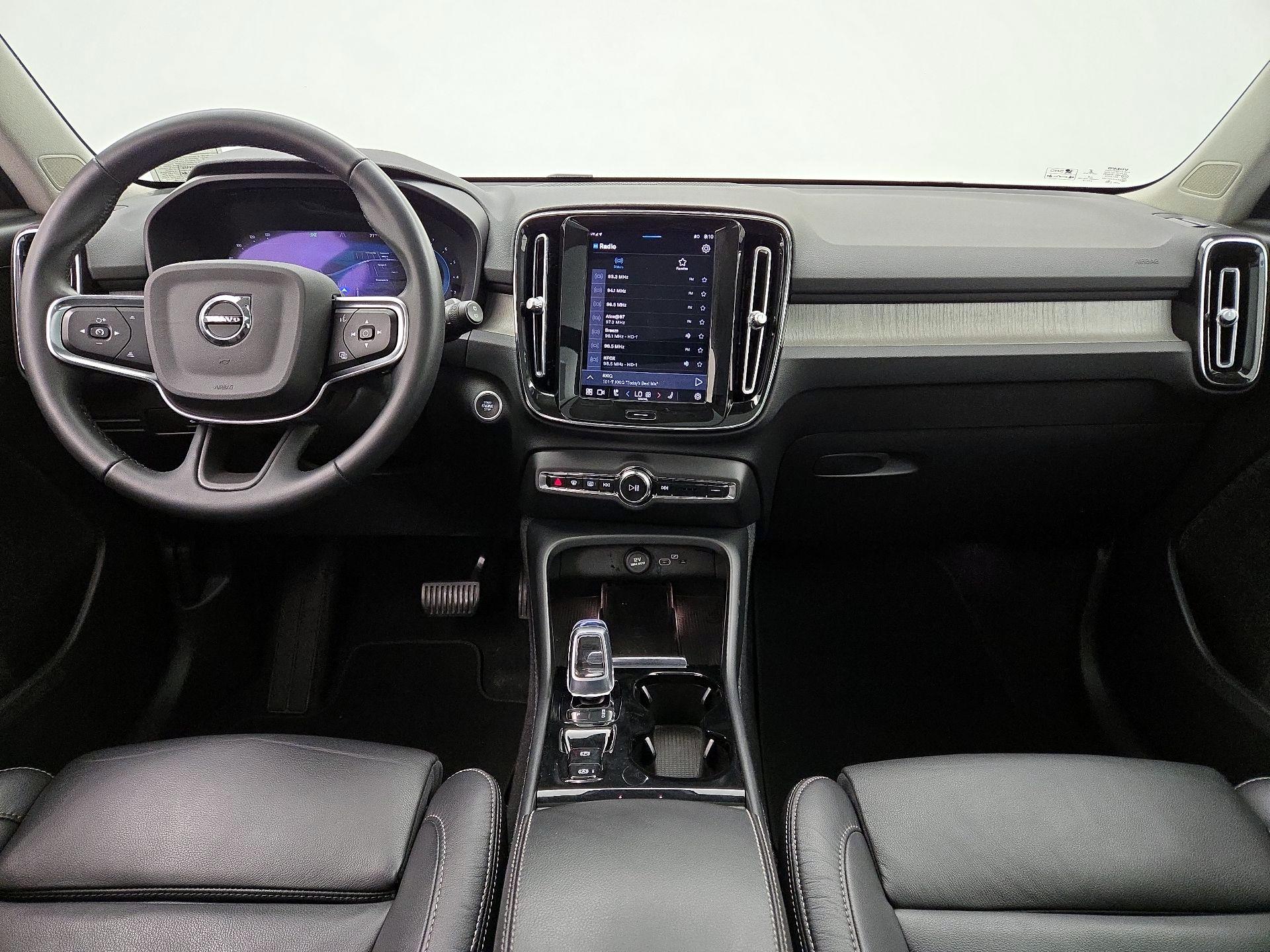 Thumbnail: 2023 Volvo XC40 - 9