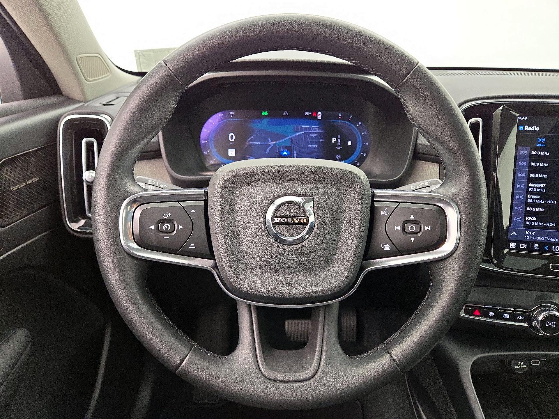 Thumbnail: 2023 Volvo XC40 - 10