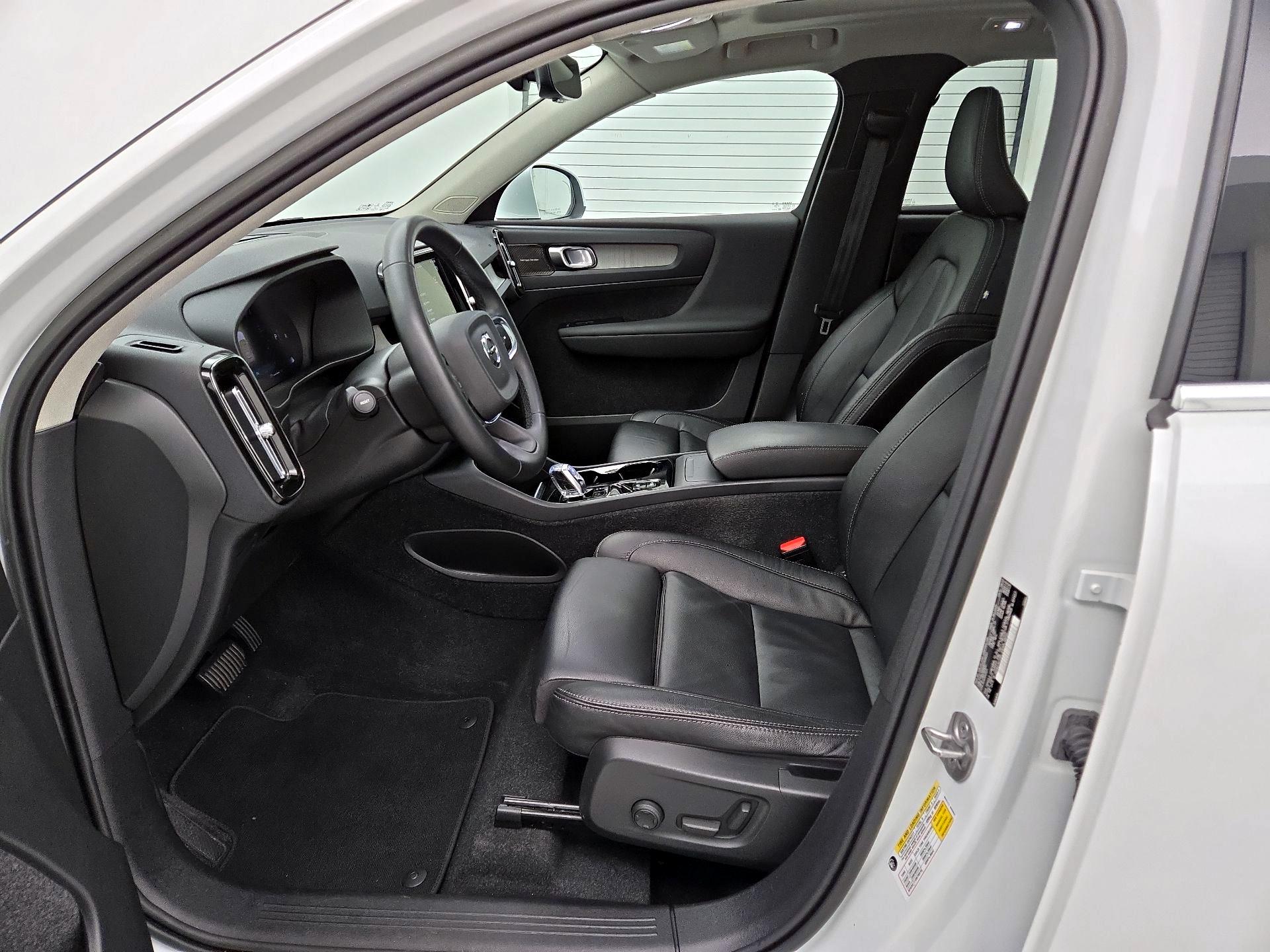 Thumbnail: 2023 Volvo XC40 - 11