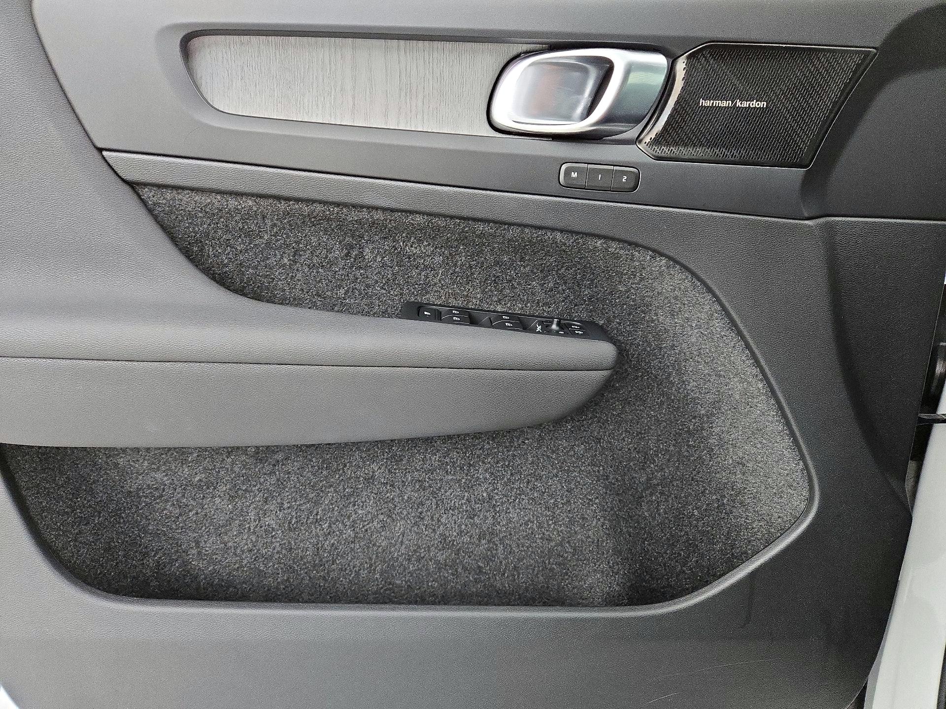 Thumbnail: 2023 Volvo XC40 - 12