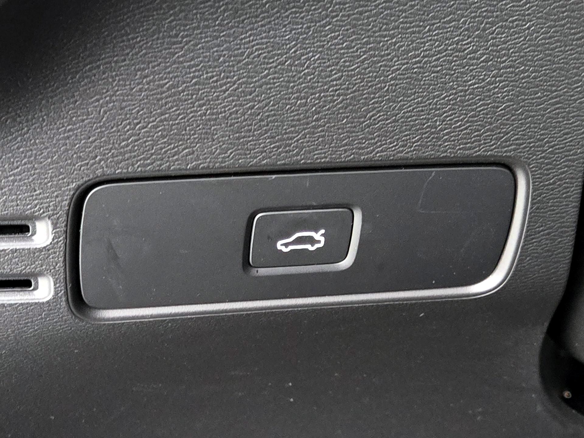 Thumbnail: 2023 Volvo XC40 - 13