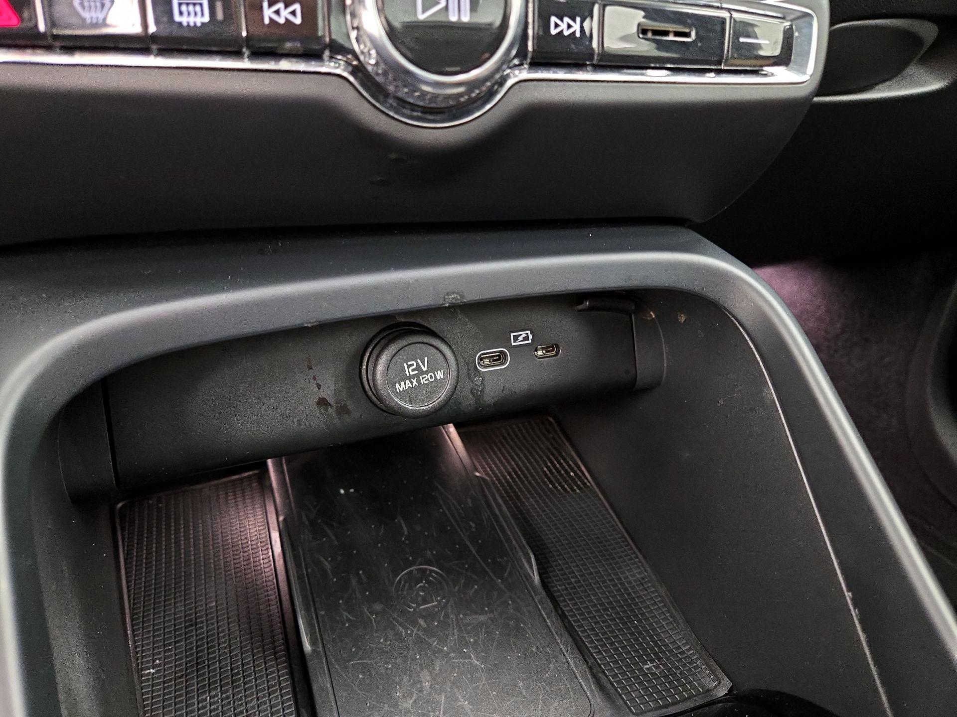 Thumbnail: 2023 Volvo XC40 - 18