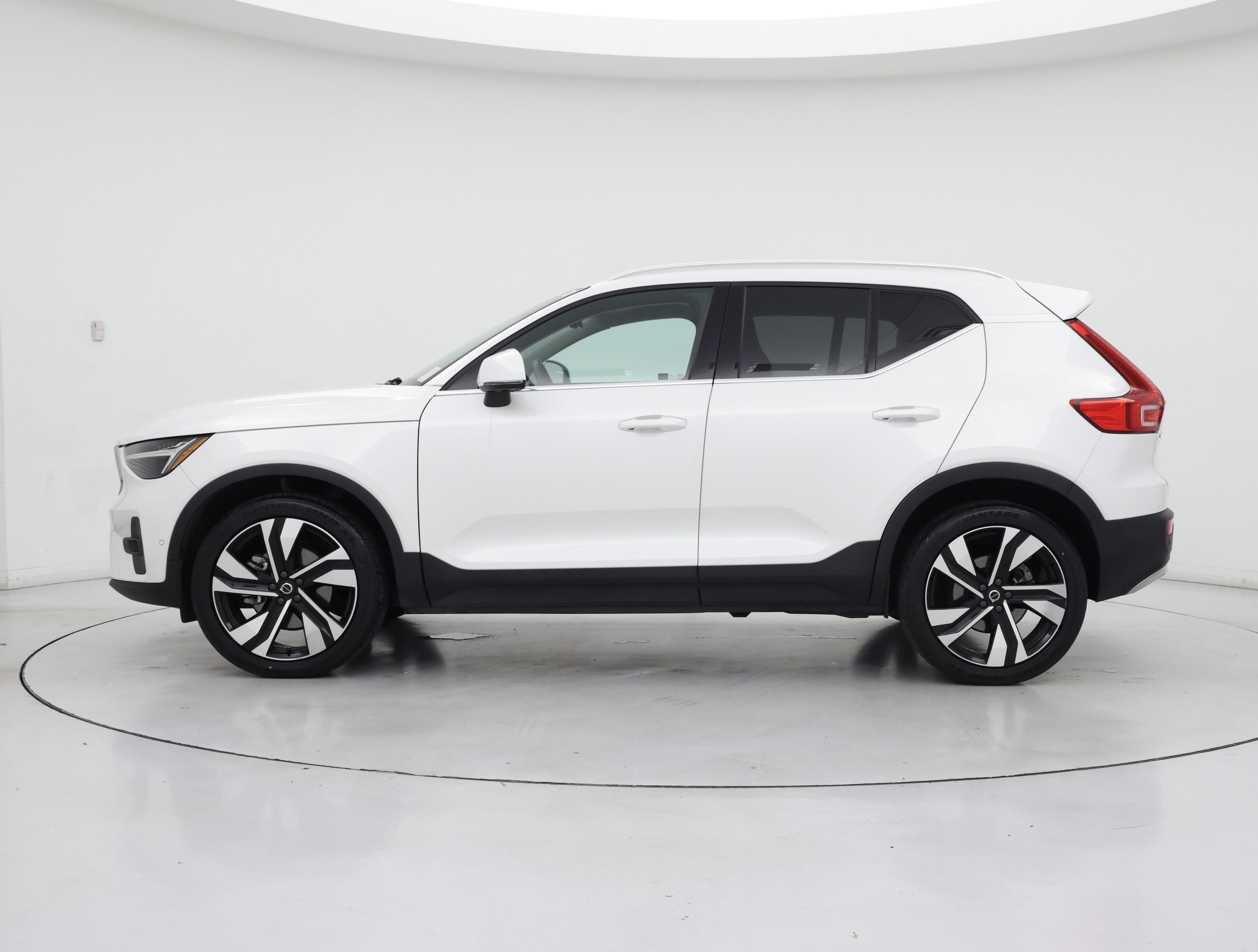 Thumbnail: 2023 Volvo XC40 - 3