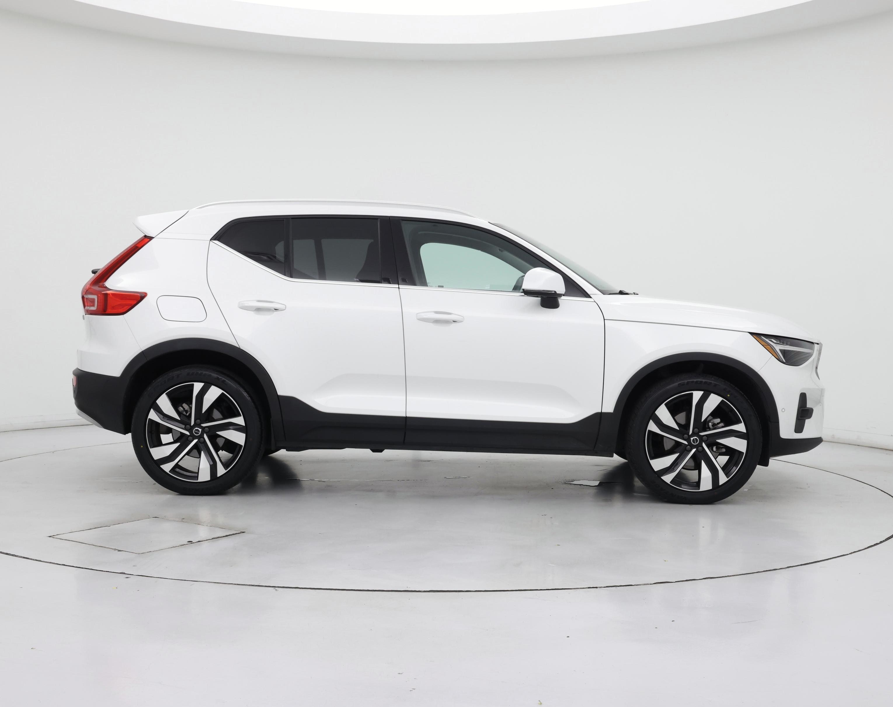 Thumbnail: 2023 Volvo XC40 - 7