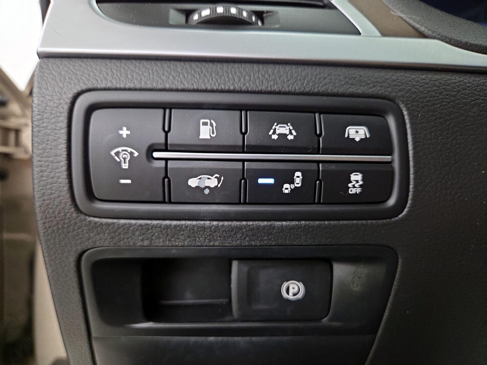 Thumbnail: 2015 Hyundai Genesis - 13